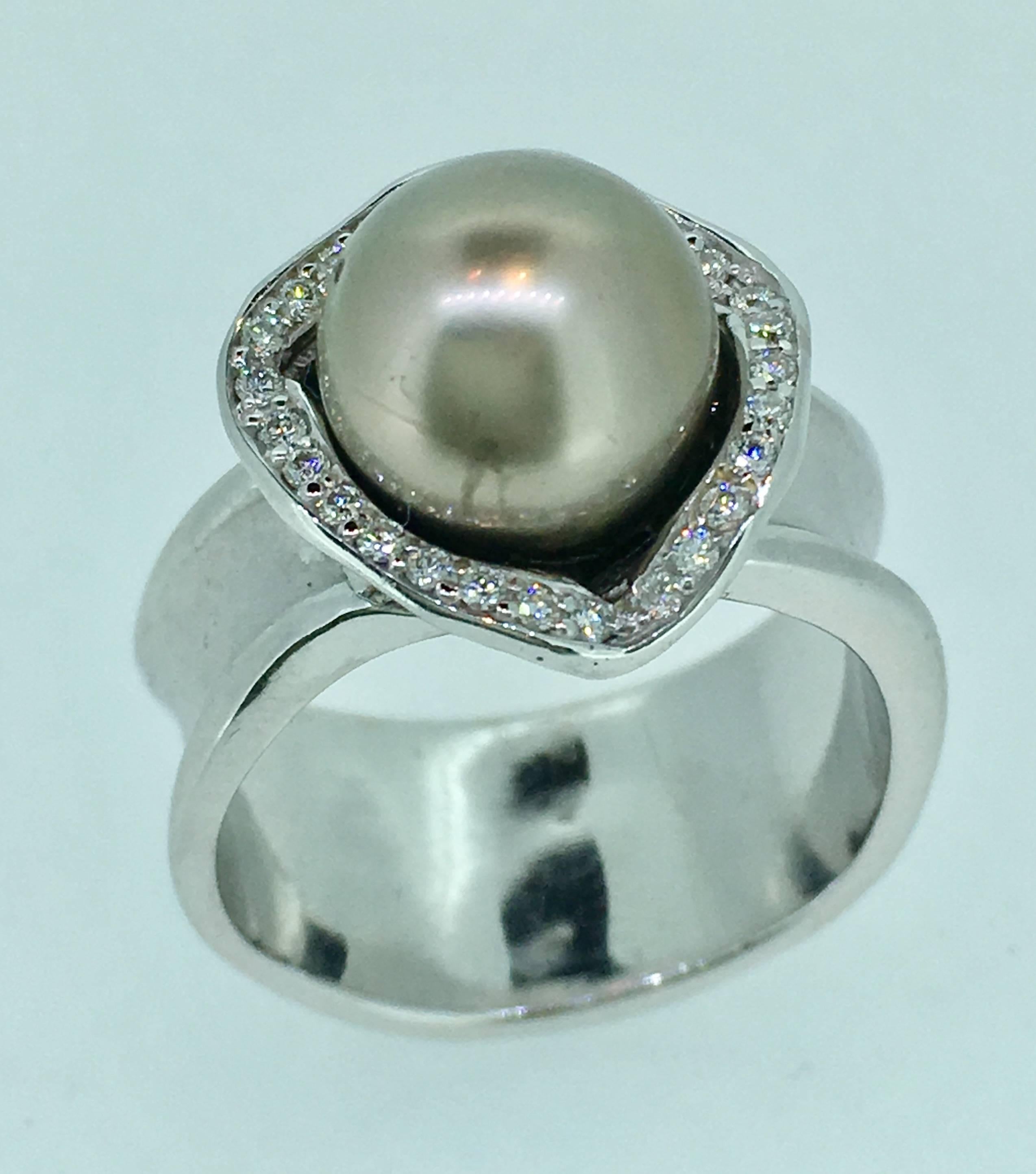 S. Van Giel Modern Pearl Diamonds Gold Ring In New Condition For Sale In Antwerpen, BE