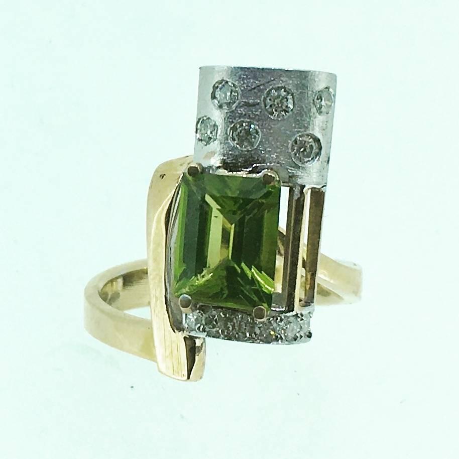 Modernist Leo Van Giel diamonds and Green Tourmaline one of a kind modernist engagement ring.
This ring is designed and made by Leo Van giel and signed  a perfect present or different engagement ring with a touch of European Modernism.
The piece