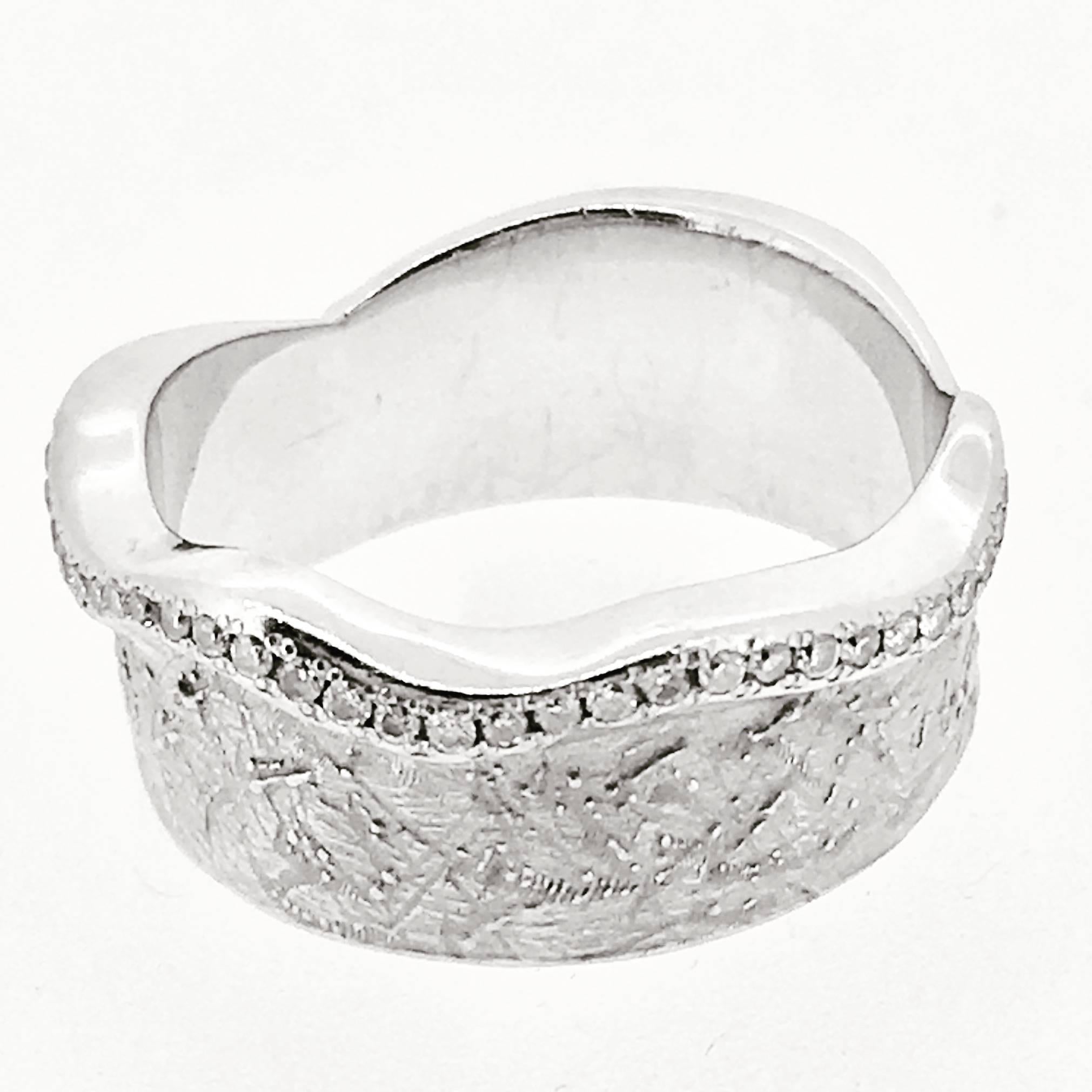 Beautifull one of a kind wedding ring , signed SVG .
Made in Belgium and can be sized to your finger . The ring is made of 9 gr Palladium White 18 ct Gold and a total of 0.28 ct diamonds.