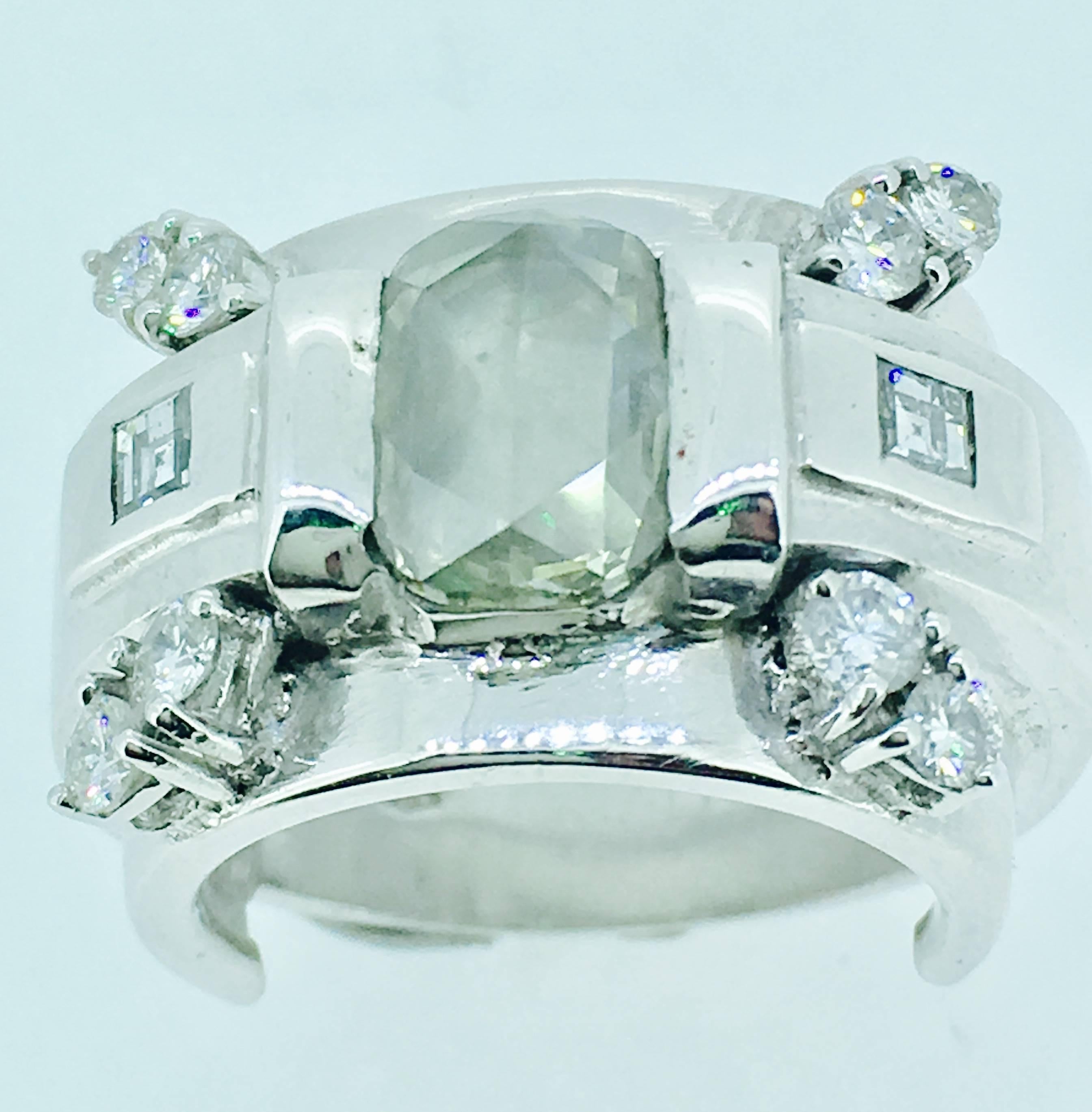 This Art deco white Gold beauty was made in Antwerp and picked by Sabine de Brus. The piece is featuring an old Cut Centra diamond of 2.5 ct and another 10 diamonds for a total of 1.5 ct.
It's a 18ct white gold vintage beauty/