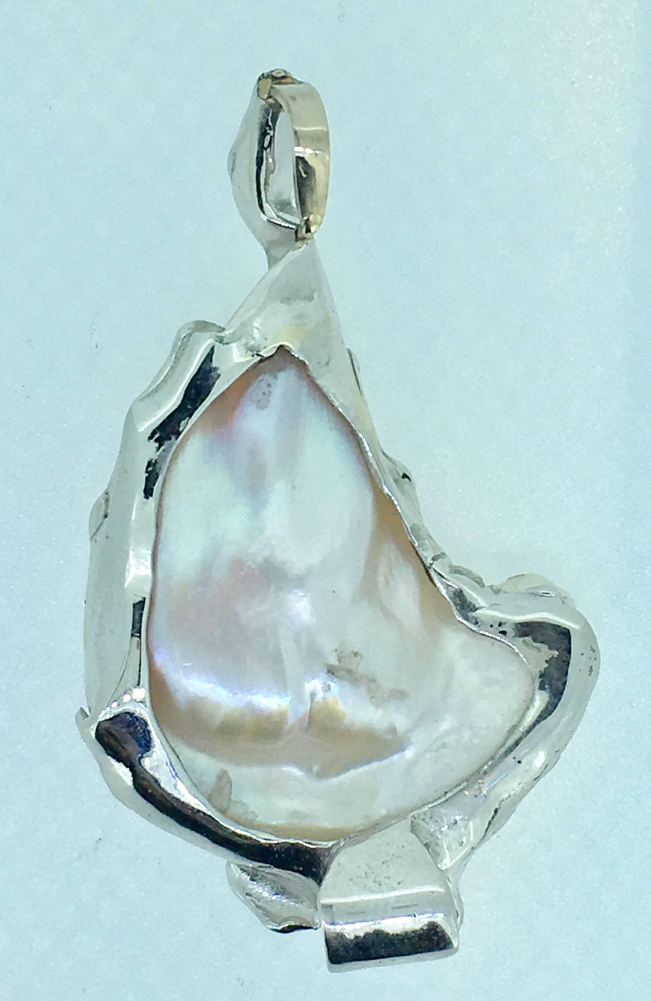 Gorgeous one of a kind pendentif signed SVG .
This piece was made by L. Van Giel with a Baroque white pearl and a total of 11 diamonds of 0.15ct.
The Pearl is South sea salt water one.
and the pendentif weight 11.2 gr.

