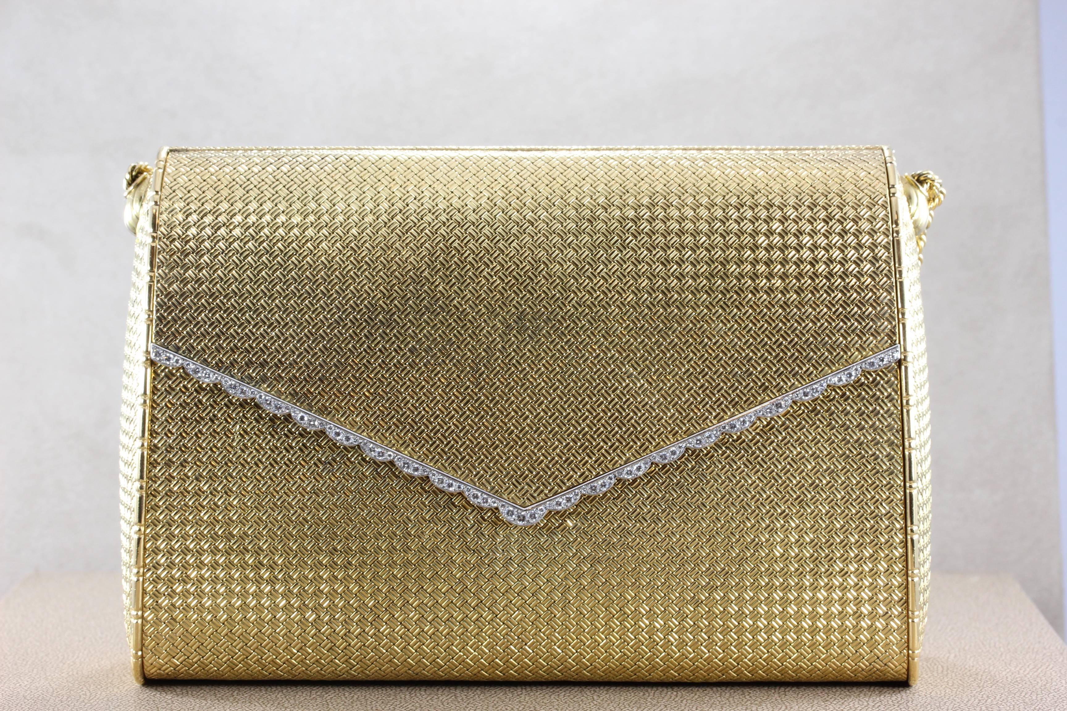 Ein besonderes Stück aus den Pariser Werkstätten von Cartier, eine mit Diamanten besetzte Abendtasche aus Gold. Diese Handtasche ist in ausgezeichnetem Zustand und lässt sich öffnen, um einen Spiegel und mehr Stauraum als erwartet zu enthüllen. Ein