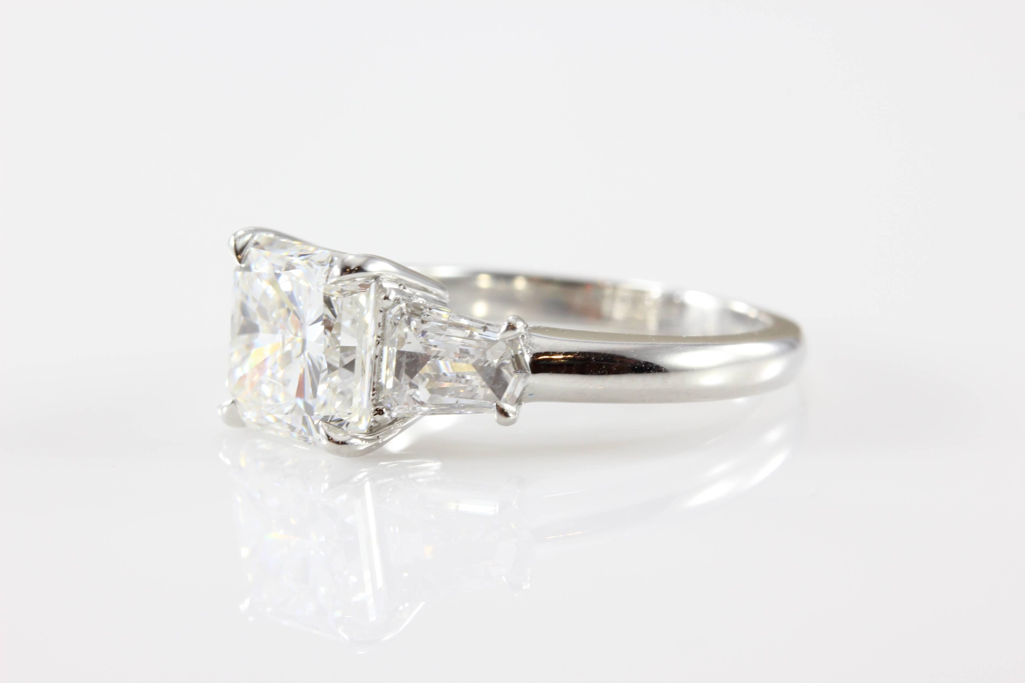 Verlobungsring aus Platin mit 3,22 Karat Diamanten im Strahlenschliff im Zustand „Neu“ im Angebot in Beverly Hills, CA