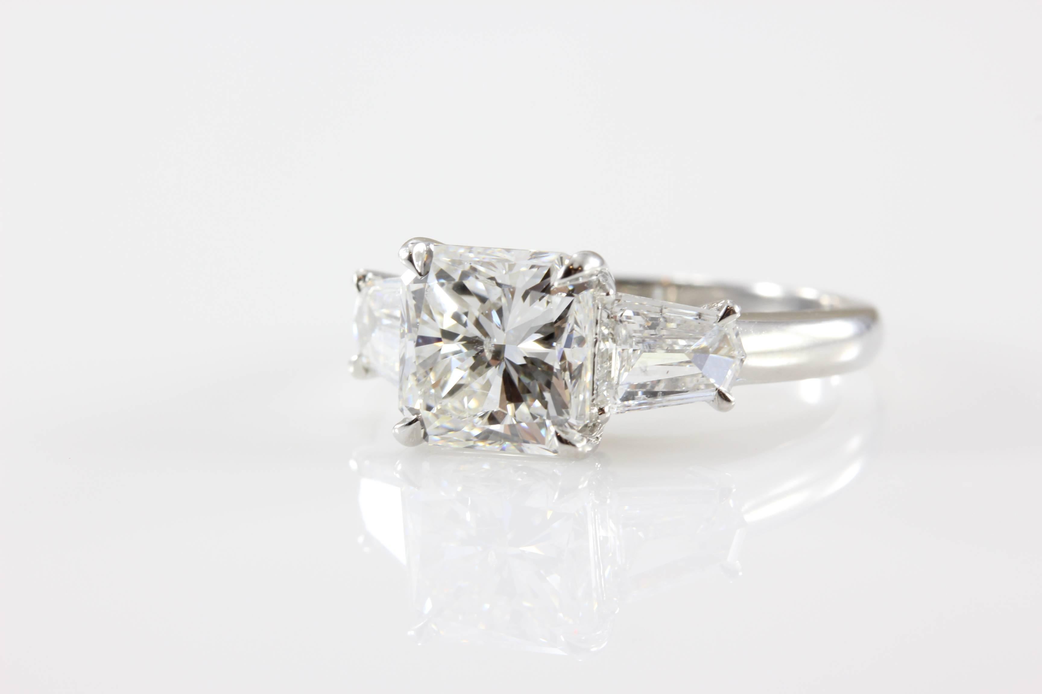 Verlobungsring aus Platin mit 3,22 Karat Diamanten im Strahlenschliff (Carréschliff) im Angebot