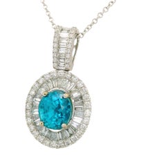Halskette mit Anhänger aus 14-karätigem Weißgold mit doppeltem Halo und einem blauen Zirkon in Diamantoptik (5,80 Karat)