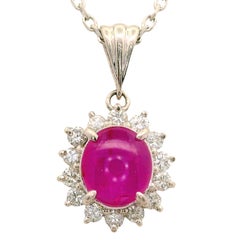 Collana con ciondolo a forma di stella in rubino, diamanti e platino con effetto halo