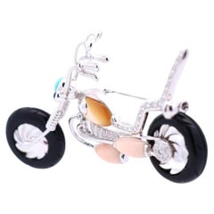 Vintage-Motorrad-Brosche aus 18-karätigem Weißgold mit Diamanten und bunten Edelsteinen