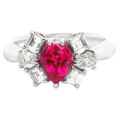 Anillo de platino con diamante rubí talla escudo de 1,03 quilates, certificado GIA