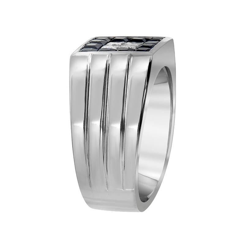 Ein stilvolles Herrenband mit 4 weißen Diamanten im Prinzessinnenschliff:: umgeben von 12 blauen Saphiren. Die Diamanten sind VS Klarheit mit E-F Farbe:: 0::50 Karat. Die Saphire haben eine satte blaue Farbe:: 1::50 Karat. Hergestellt aus 18 Karat