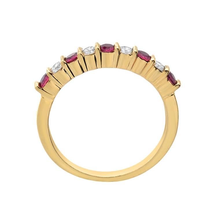 Ein Bandring des Designers Gemlok mit 0,40 Karat kostbarem Rubin im Rundschliff und 0,25 Karat Diamanten im Rundschliff in VS-Qualität. Die sich abwechselnden Edelsteine sind in 18 Karat Gelbgold gefasst.

Derzeit Ringgröße 6