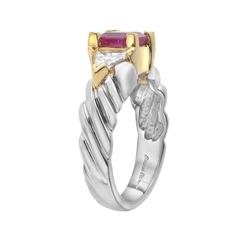 Anello a tre pietre con diamante e rubino in oro e platino