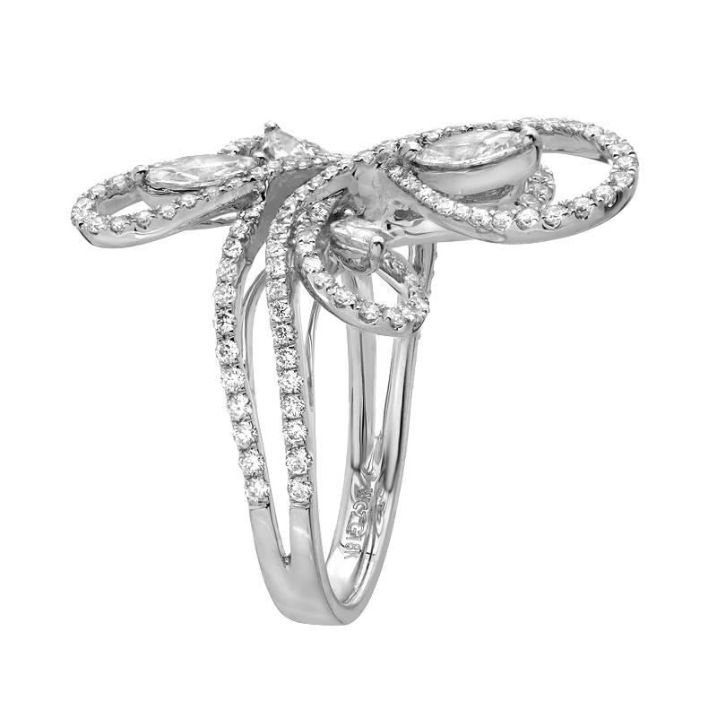 Dieser moderne Ring enthält insgesamt 1,66 Karat Diamanten, 0,81 Karat runde Pflastersteine und 0,85 Karat Diamanten im Marquise-Schliff. Die Diamanten haben VS Klarheit und F-G-H Farbe, Set in 18K Gold. 
