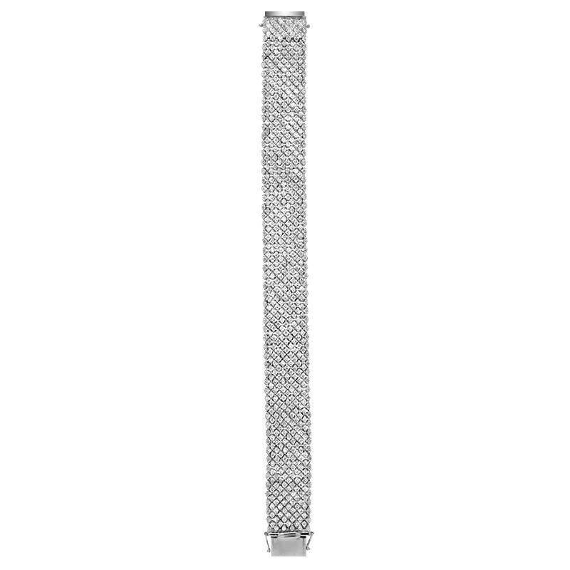 Un brazalete verdaderamente especial con una artesanía extremadamente excelente. La pieza presenta 16,92 quilates de diamantes de talla redonda engastados en suave y liso oro blanco de 18 quilates. La pulsera queda perfectamente plana en cualquier