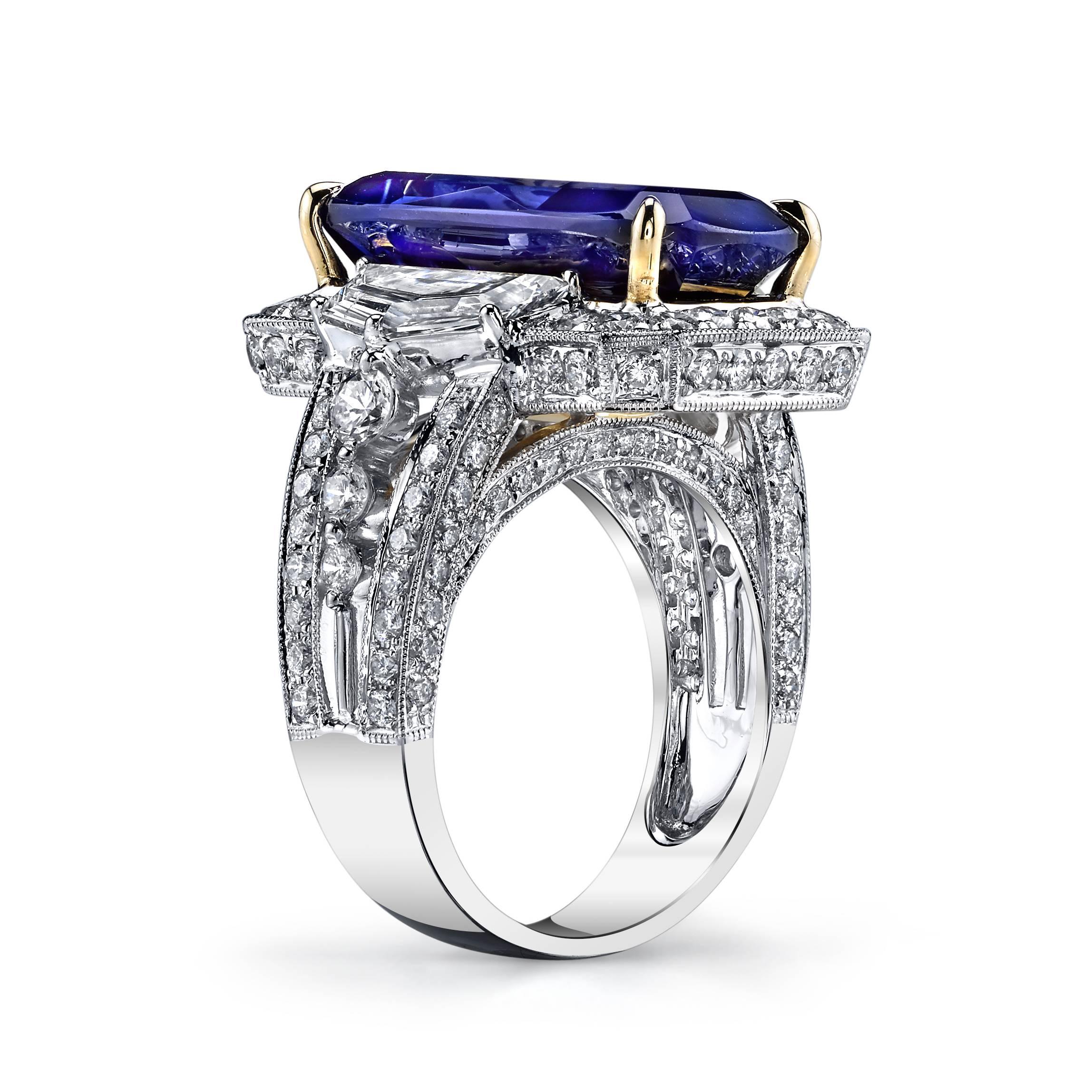 Dieser spektakuläre, detailreiche Ring enthält einen 17-karätigen violettblauen Tansanit in Top-Edelsteinqualität, der mit zwei trapezförmigen Diamanten besetzt ist.

Der Rest des Rings besteht aus 2 Karat runden Diamanten in VS-Qualität, gefasst in