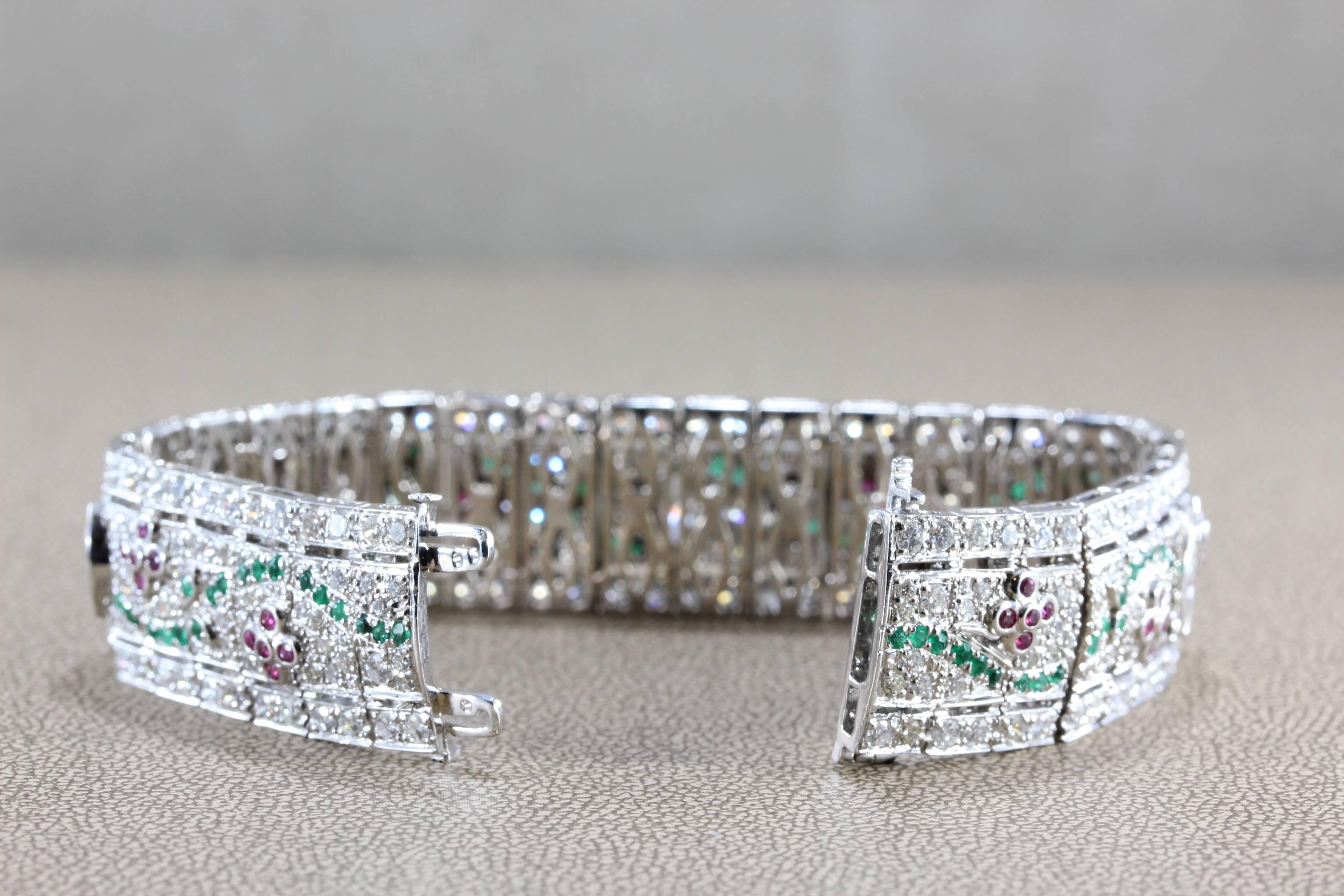 Bracelet en or avec diamants, rubis et émeraudes Neuf - En vente à Beverly Hills, CA