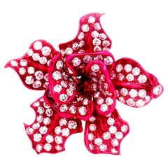 Anello cocktail con diamante in oro rosso-rodio a forma di fiore