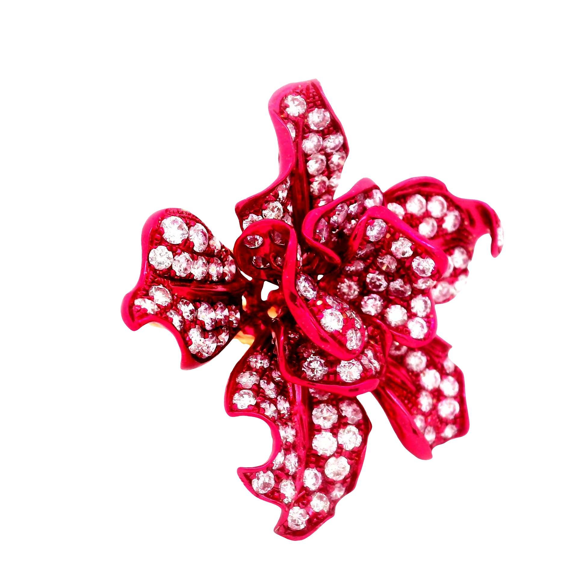Taglio rotondo Anello cocktail con diamante in oro rosso-rodio a forma di fiore in vendita