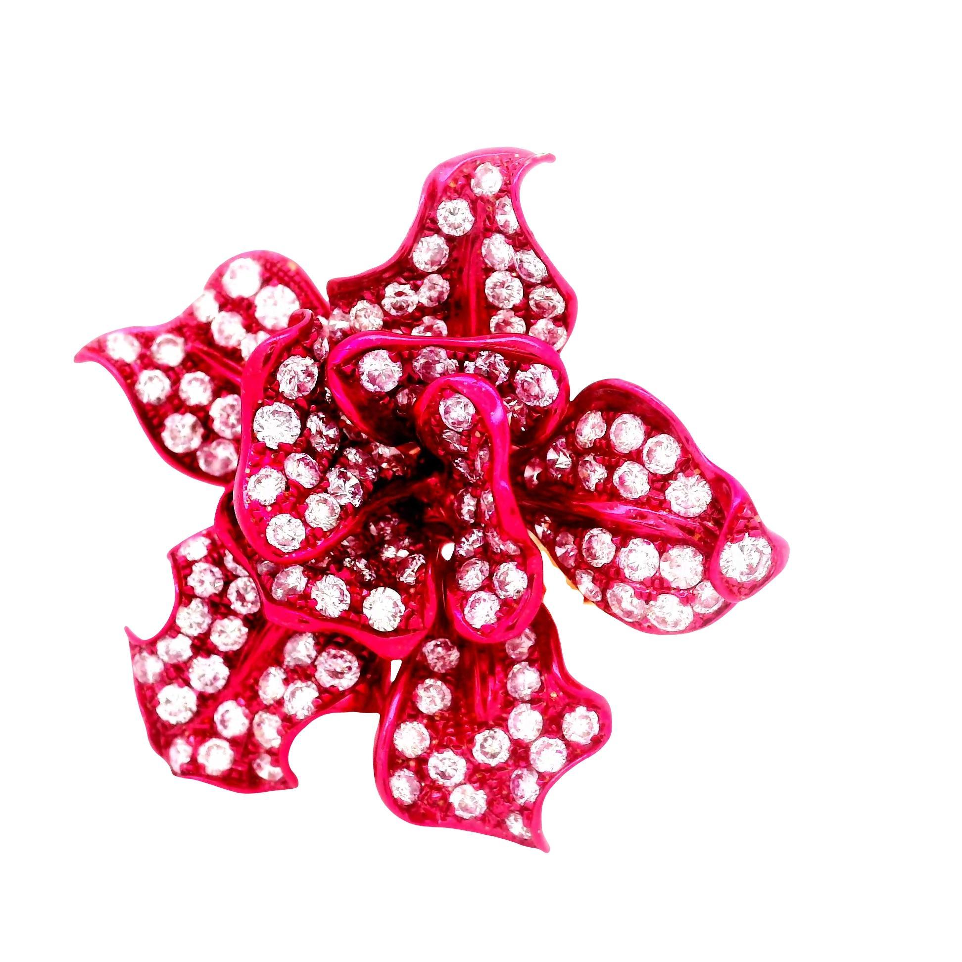 Moderno Anello cocktail con diamante in oro rosso-rodio a forma di fiore in vendita