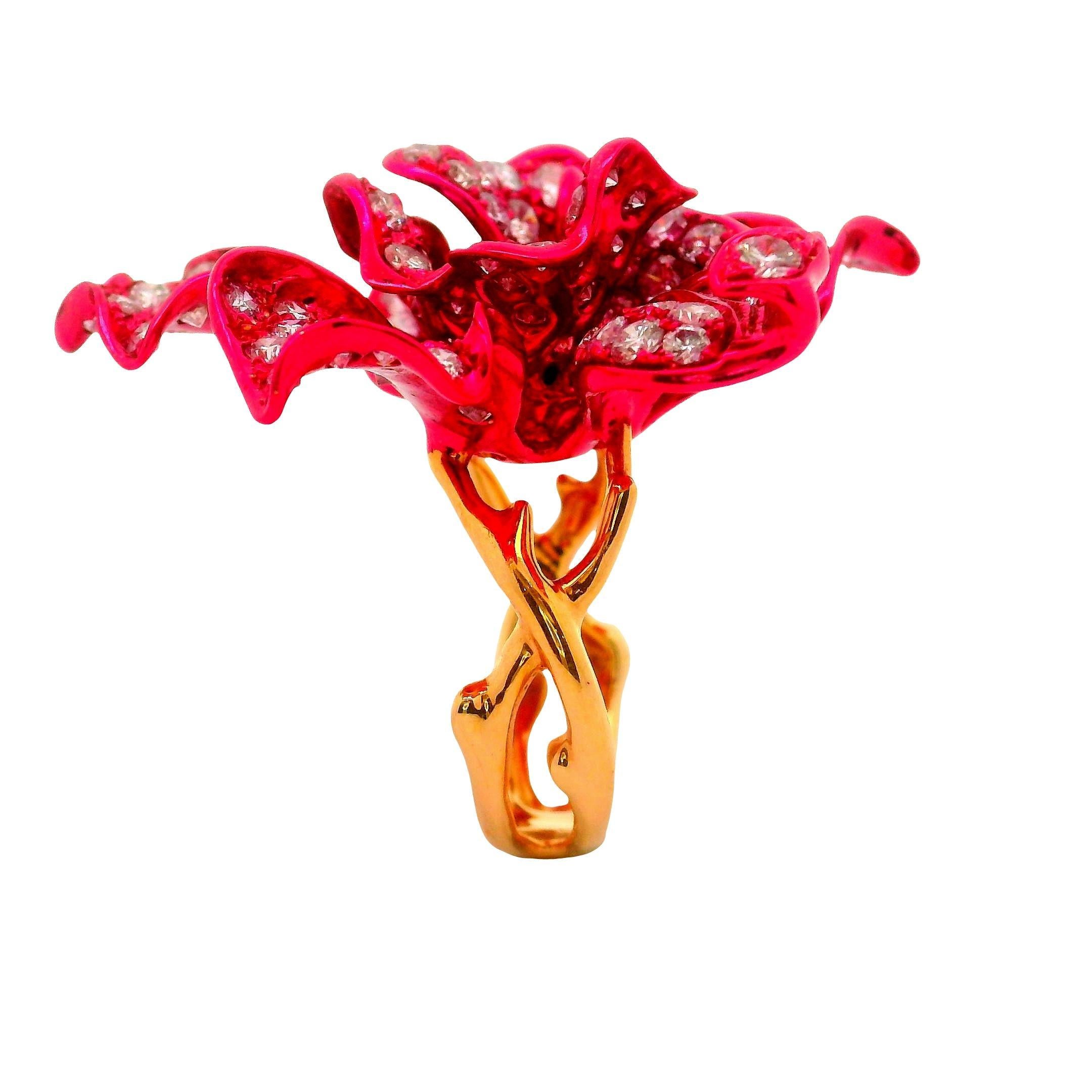 Donna Anello cocktail con diamante in oro rosso-rodio a forma di fiore in vendita