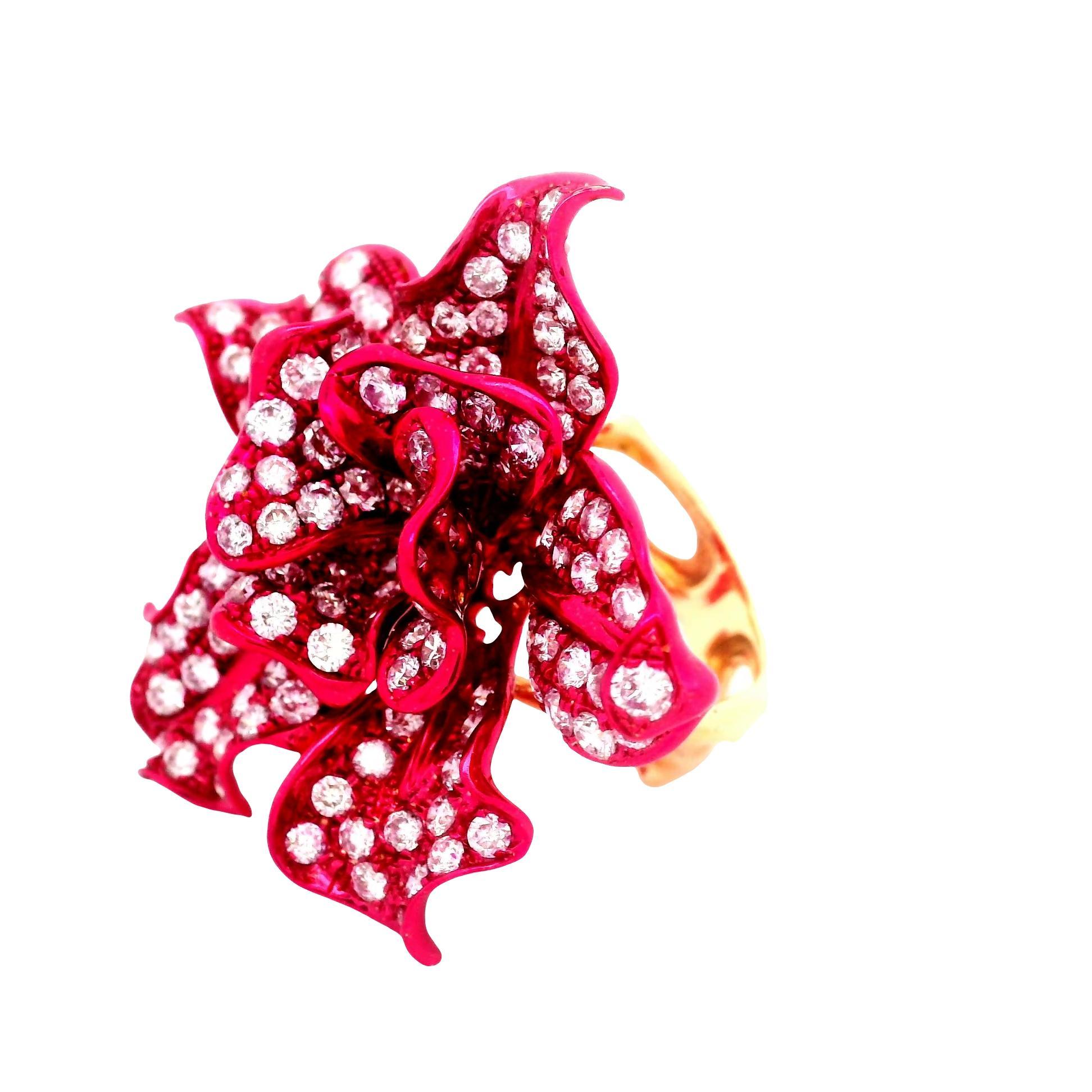 Anello cocktail con diamante in oro rosso-rodio a forma di fiore In condizioni ottime in vendita a Beverly Hills, CA