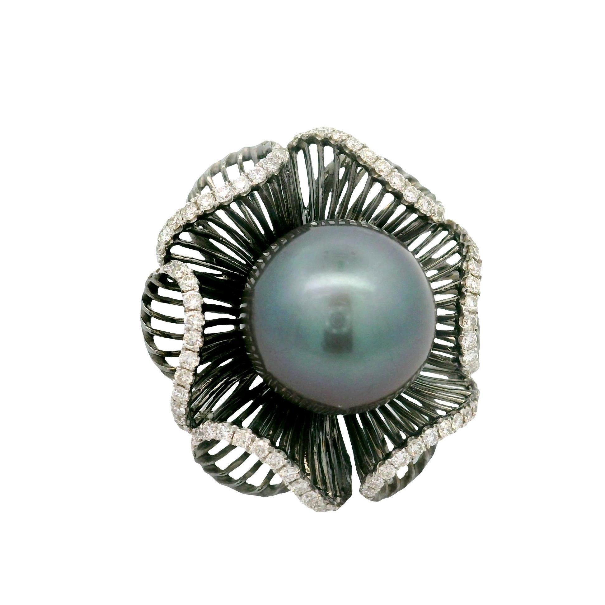 Una straordinaria perla tahitiana di 15,5 mm è il centro di questo anello contemporaneo. Il colore profondo e brillante della perla attira immediatamente l'attenzione. La perla è circondata da diamanti bianchi a taglio rotondo, per un totale di 1,03