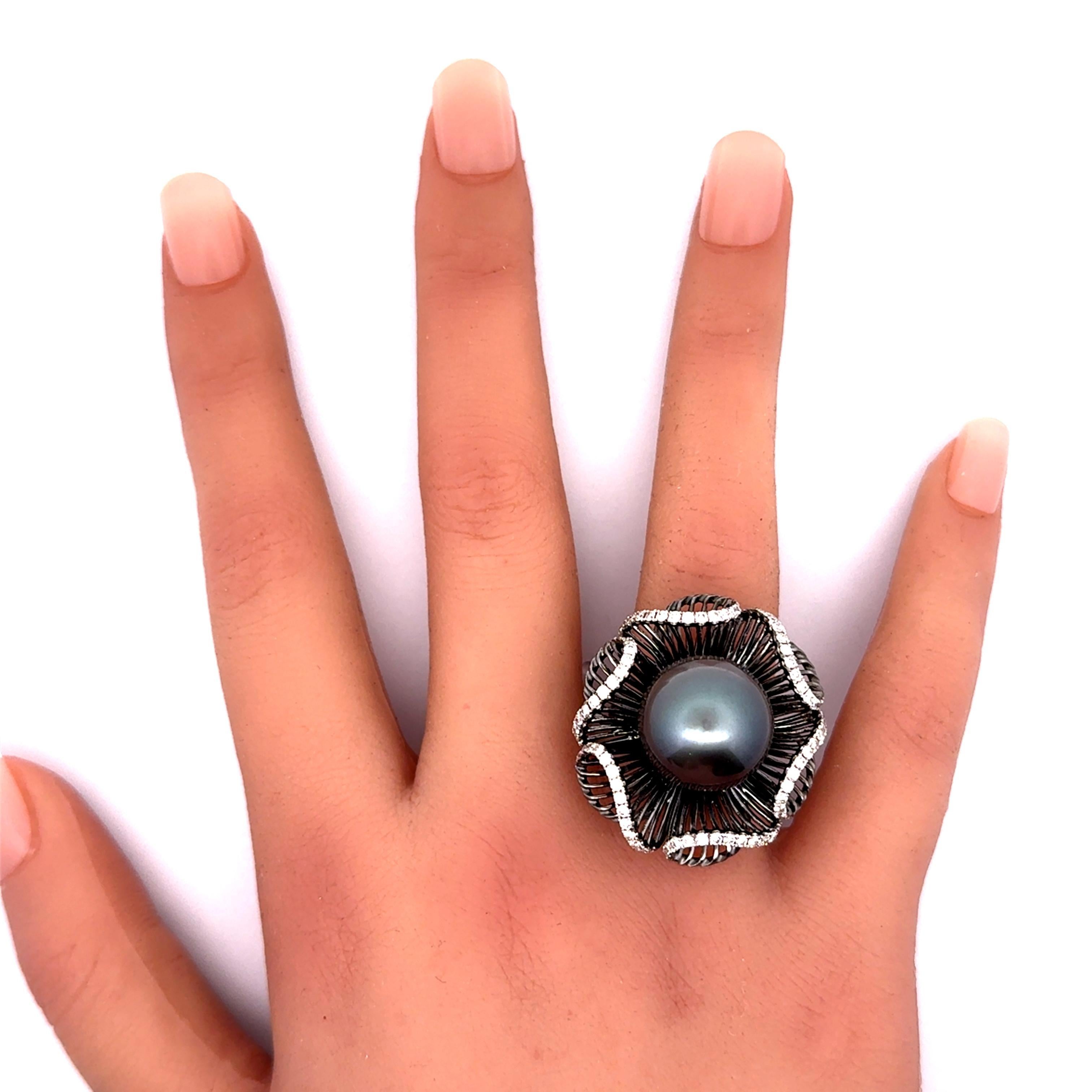 Anello Fiore in oro 18K con diamante e perla di Tahiti da 15,5 mm in vendita 1