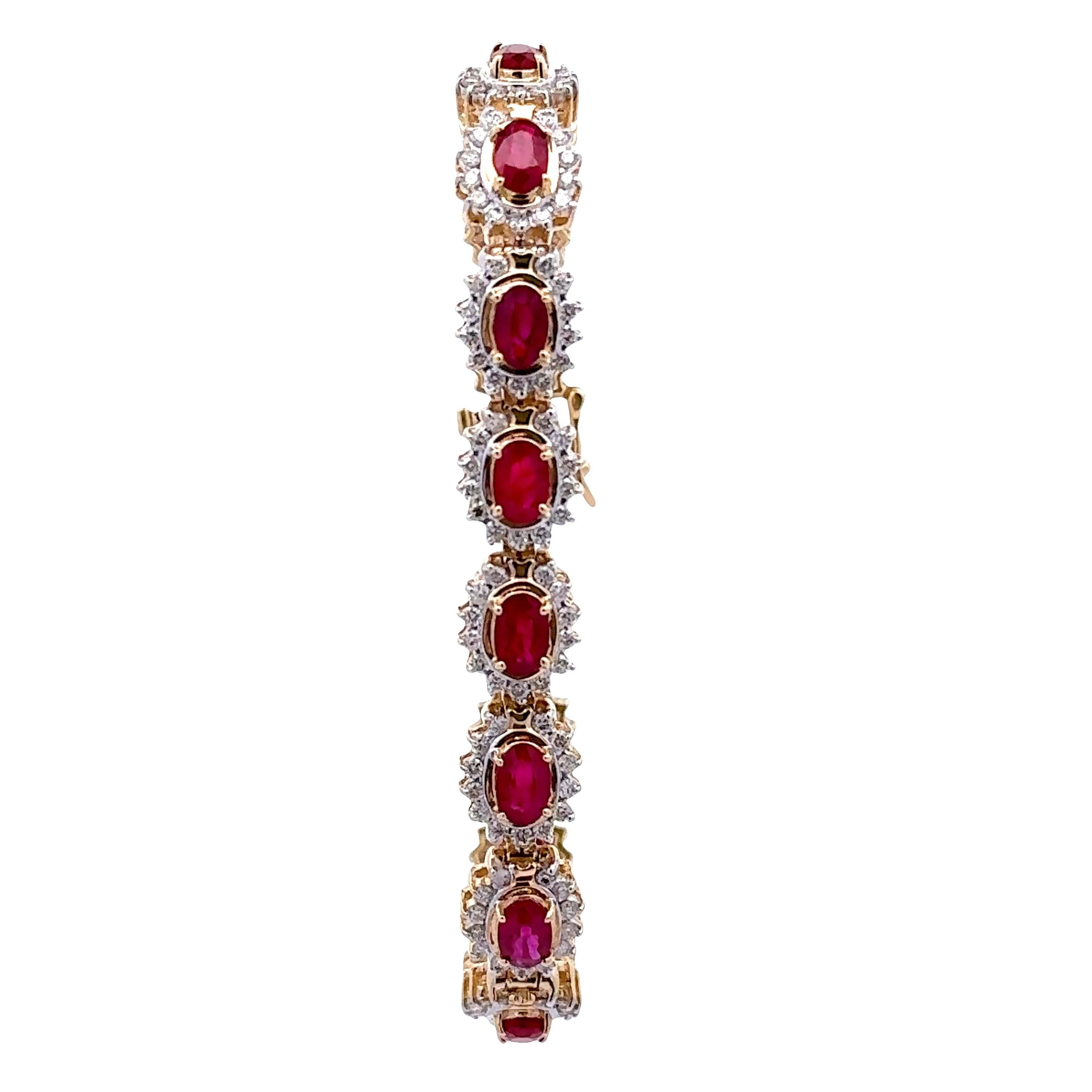 Un bracciale a maglie contemporaneo realizzato in oro giallo 14k. Il design presenta rubini di forma ovale, per un totale di 10,36 carati, incastonati in una linea continua, ognuno con un intenso colore rosso vivo. I rubini sono impreziositi da