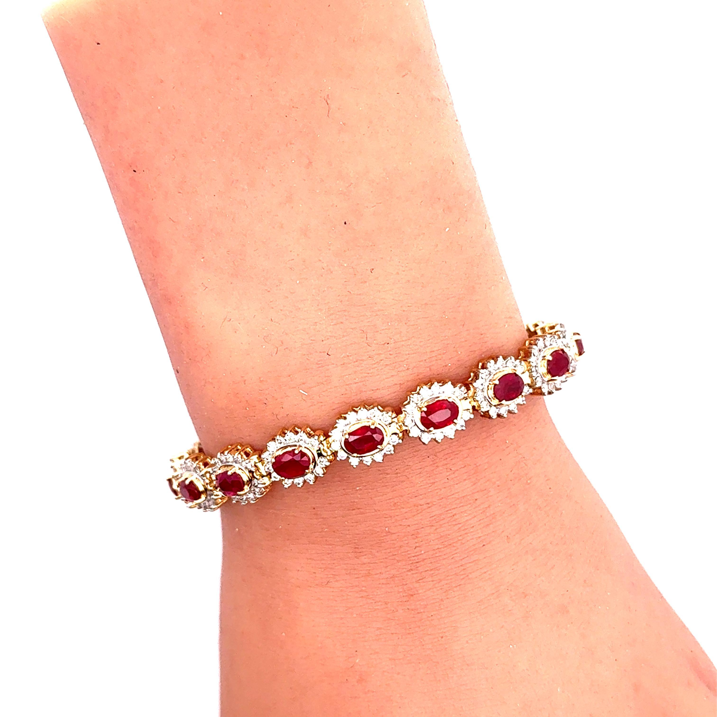Bracciale in oro giallo 14k con diamanti e rubini In condizioni ottime in vendita a Beverly Hills, CA