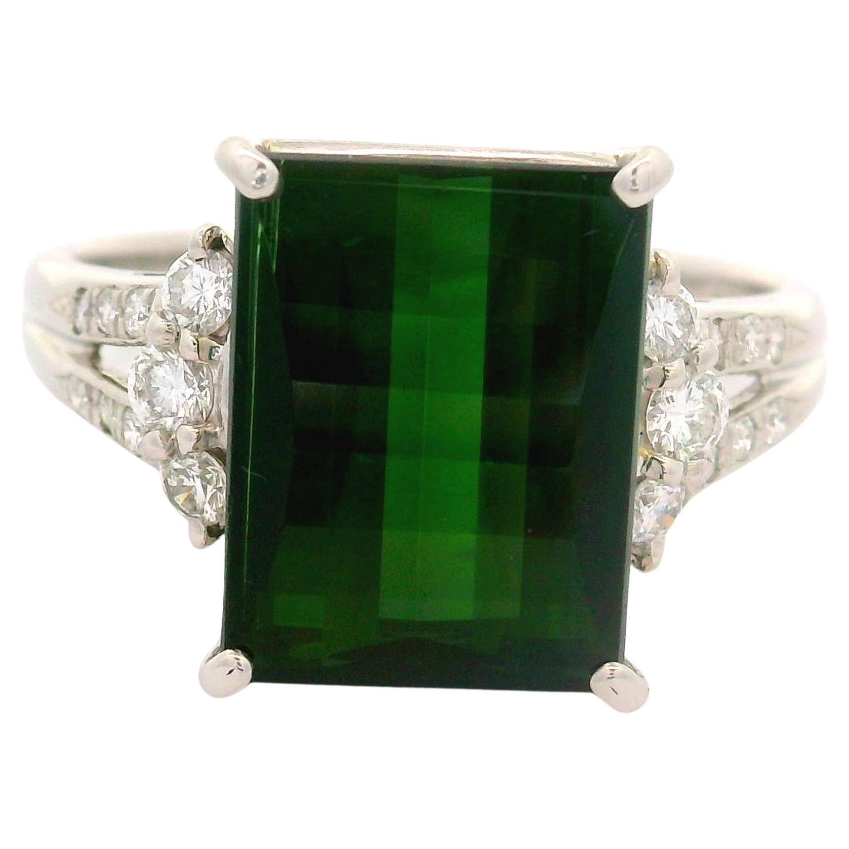 Anillo de platino con diamantes y turmalina verde rectangular de 5,69 quilates en venta