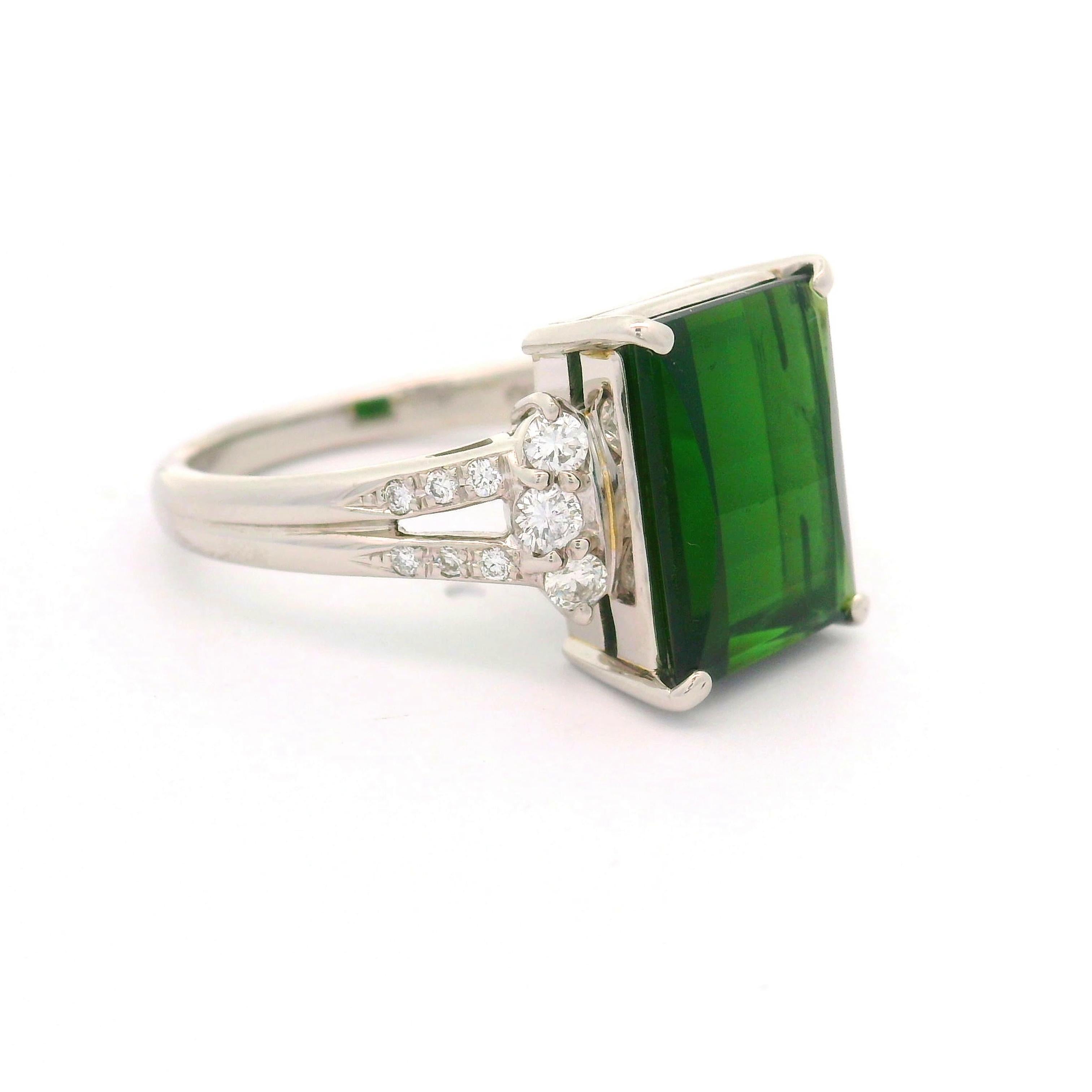 Un anillo contemporáneo elaborado en platino, con una llamativa turmalina talla baguette de 5,69 quilates de color verde intenso. La rica tonalidad de la turmalina llama la atención por su cautivadora profundidad. Está acentuado con 0,35 quilates de