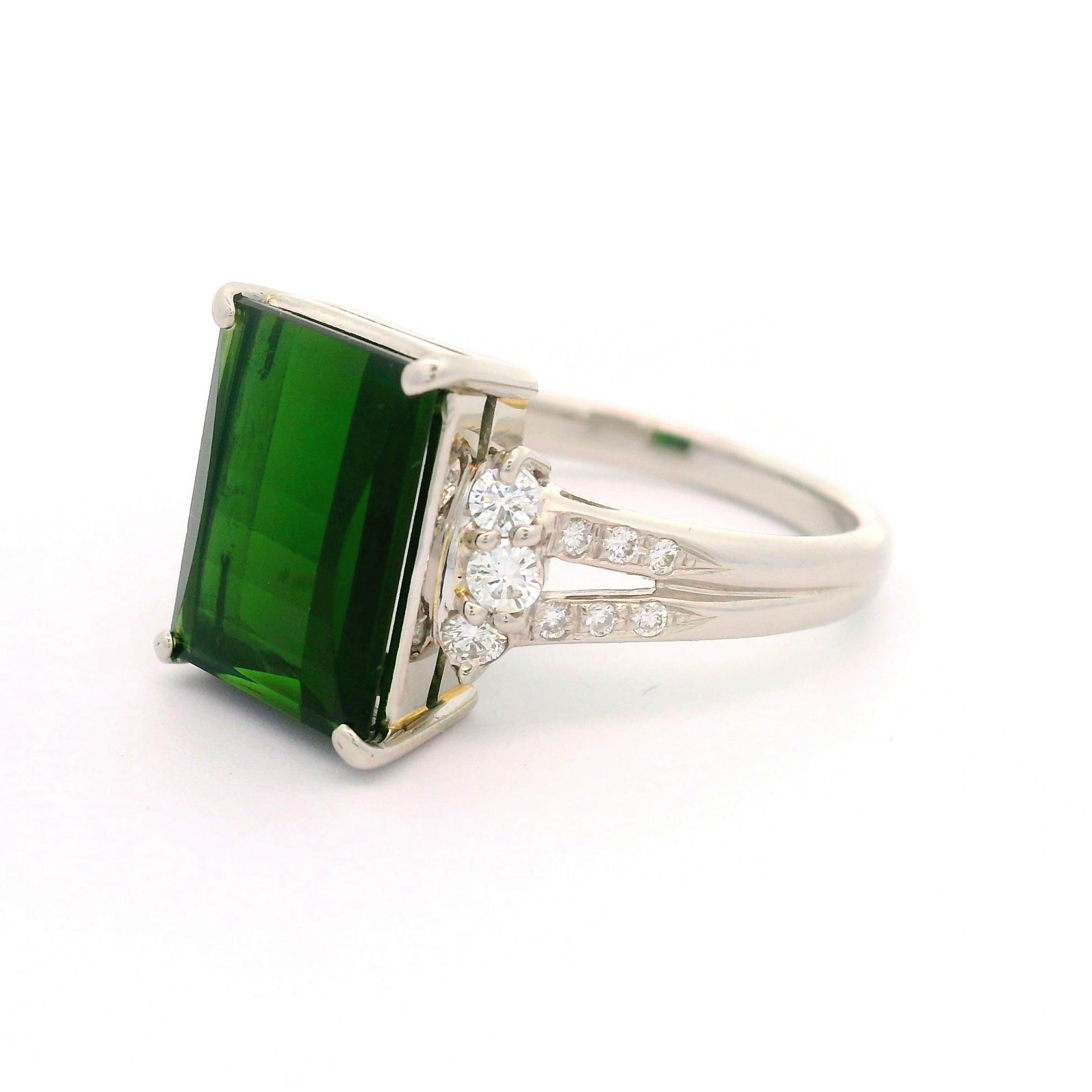 Anillo de platino con diamantes y turmalina verde rectangular de 5,69 quilates Contemporáneo en venta