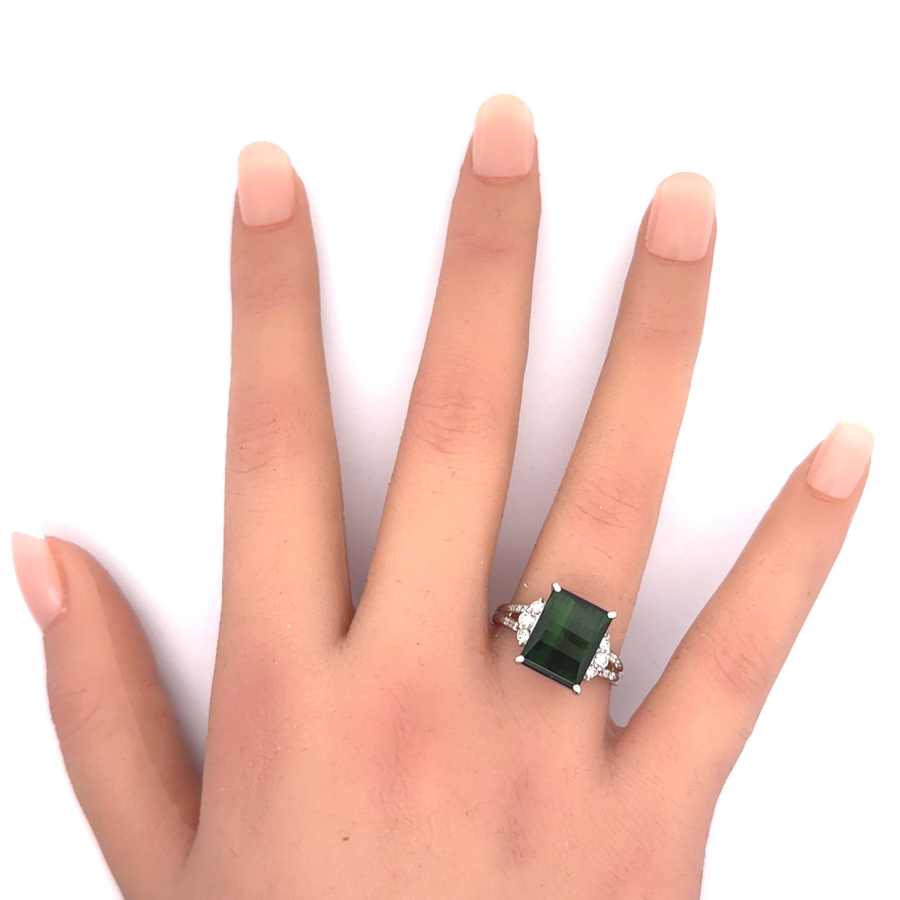 Anillo de platino con diamantes y turmalina verde rectangular de 5,69 quilates Corte baguette en venta