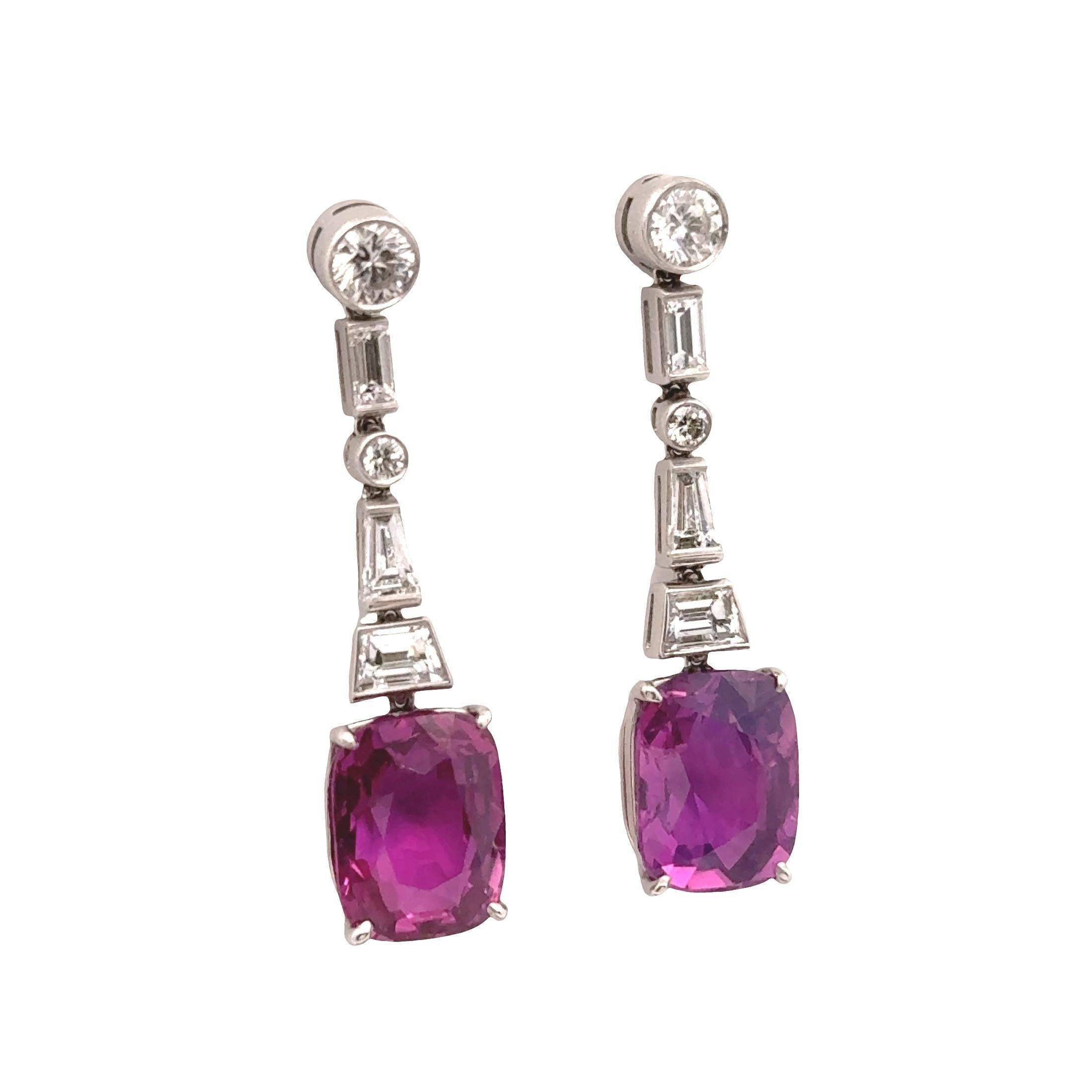 Un paio di straordinari orecchini a goccia con zaffiri rosa taglio cuscino del peso di 4,89 carati e 4,43 carati. Gli zaffiri mostrano un superbo e ricco colore rosa violaceo, offrendo un fascino audace e vibrante. Ogni zaffiro è completato da una