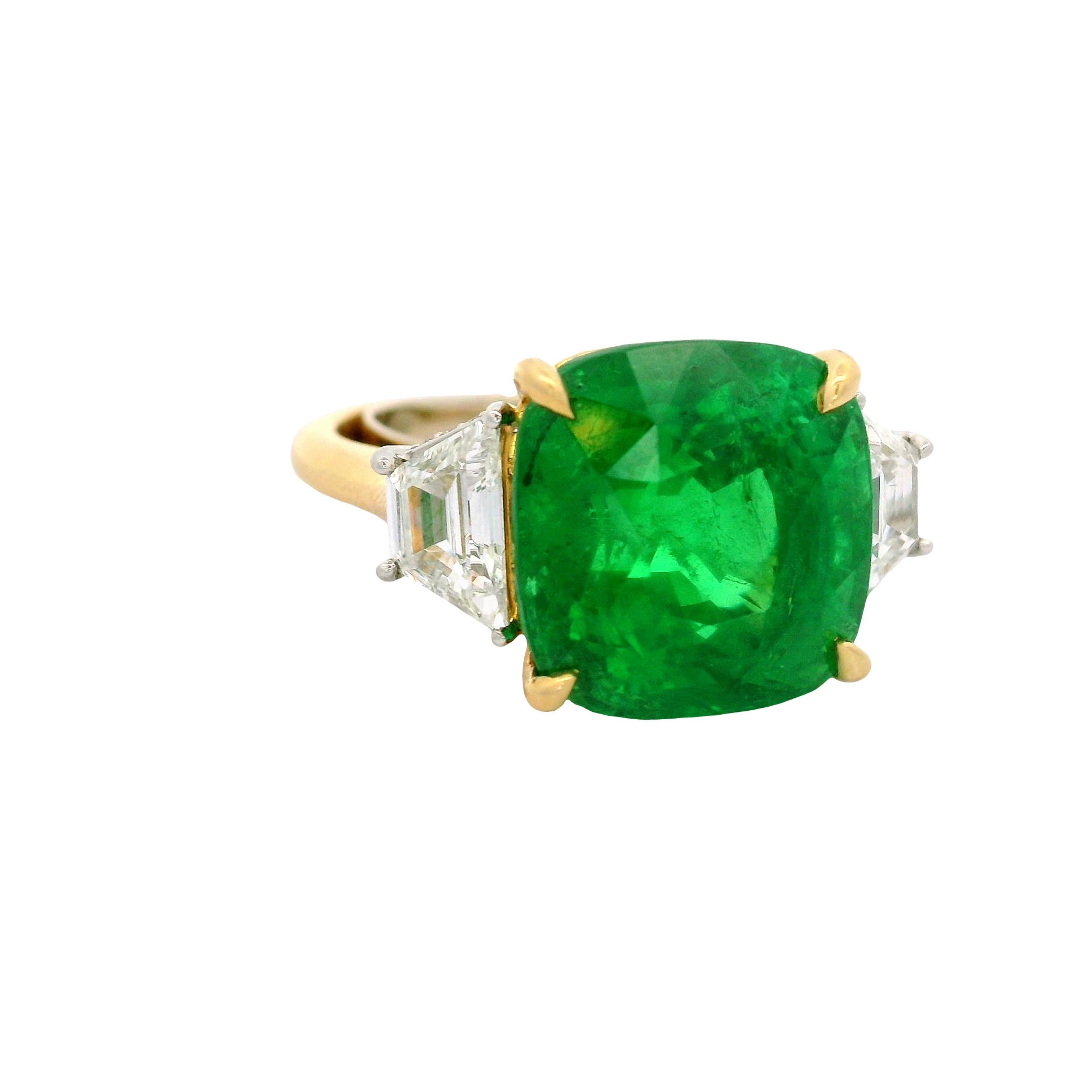 Una superba tsavorite da 12,55 carati con taglio a cuscino domina l'attenzione in questo anello semplice ma elegante. Ciò che rende questa pietra così speciale è la sua combinazione di dimensioni e qualità. Trovare una tsavorite di qualità media di