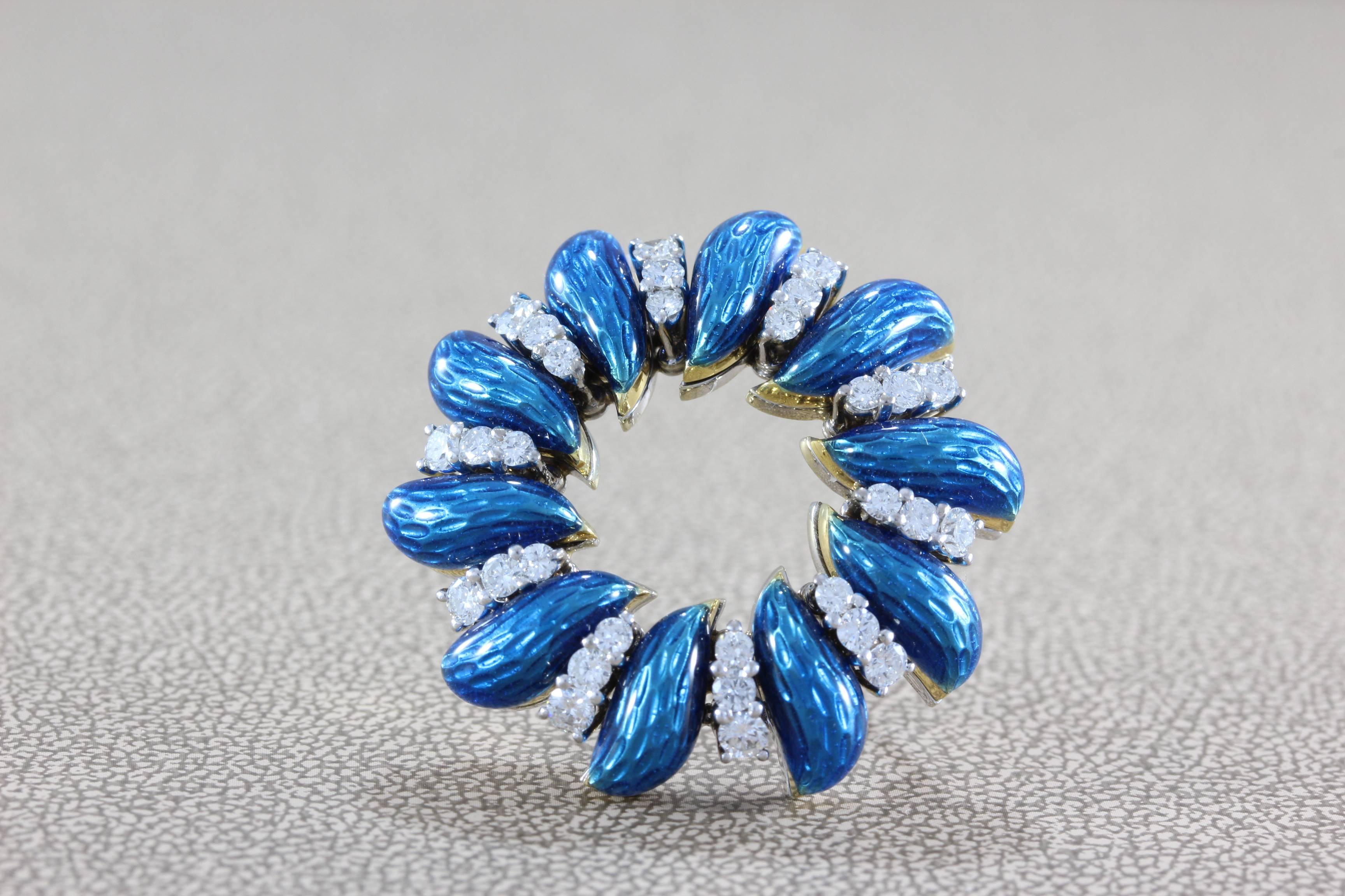 Pièce classique de Tiffany & Company, cette broche en forme de couronne présente 30 diamants pleine taille de qualité VVS, d'environ 1,25 carat, accentués par un émail bleu vif. La couronne est réalisée en or blanc 18 carats et signée Tiffany & Co