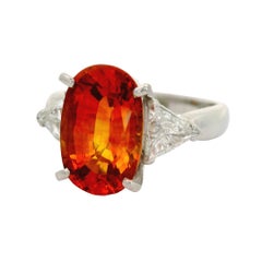 5,91-Karat-Ring mit orangefarbenem Saphir und Diamanten in Platin (Drei-Stein-Design), GIA-zertifiziert