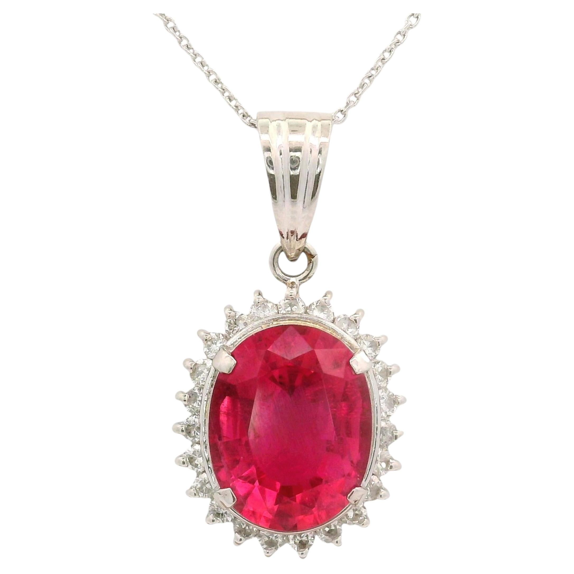 Collana con pendente in platino con halo di diamanti e tormalina rosa da 4,30 carati in vendita