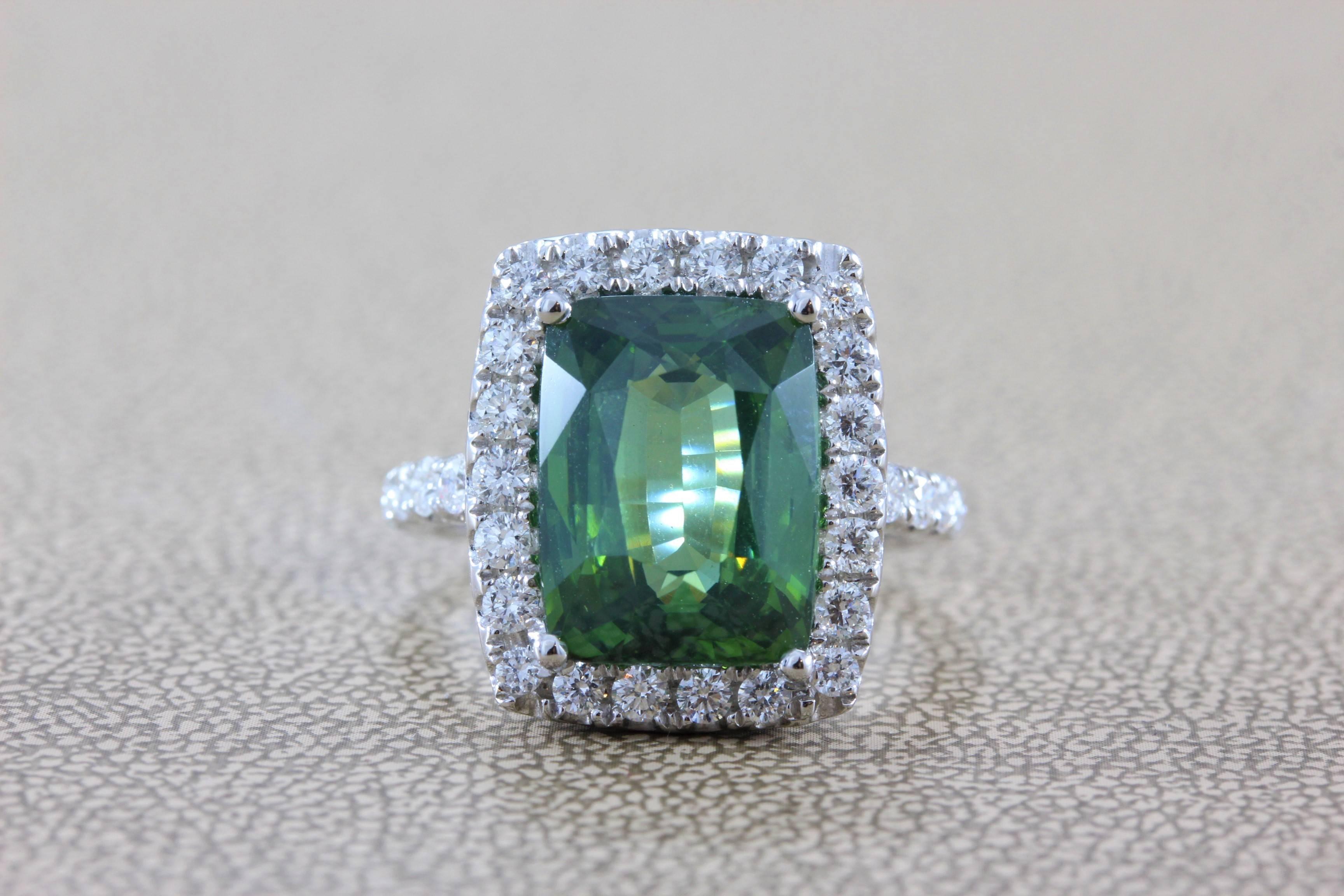 Ein schöner grüner Zirkon von 8,20 Karat im Smaragdschliff wird von 1,10 Karat Diamanten in VS-Qualität umrahmt.  Dieser stilvolle Ring ist mit detaillierten Goldarbeiten an den Rändern verziert.  Fassung aus 18 Karat Weißgold.

Ring Größe 6 ¾
