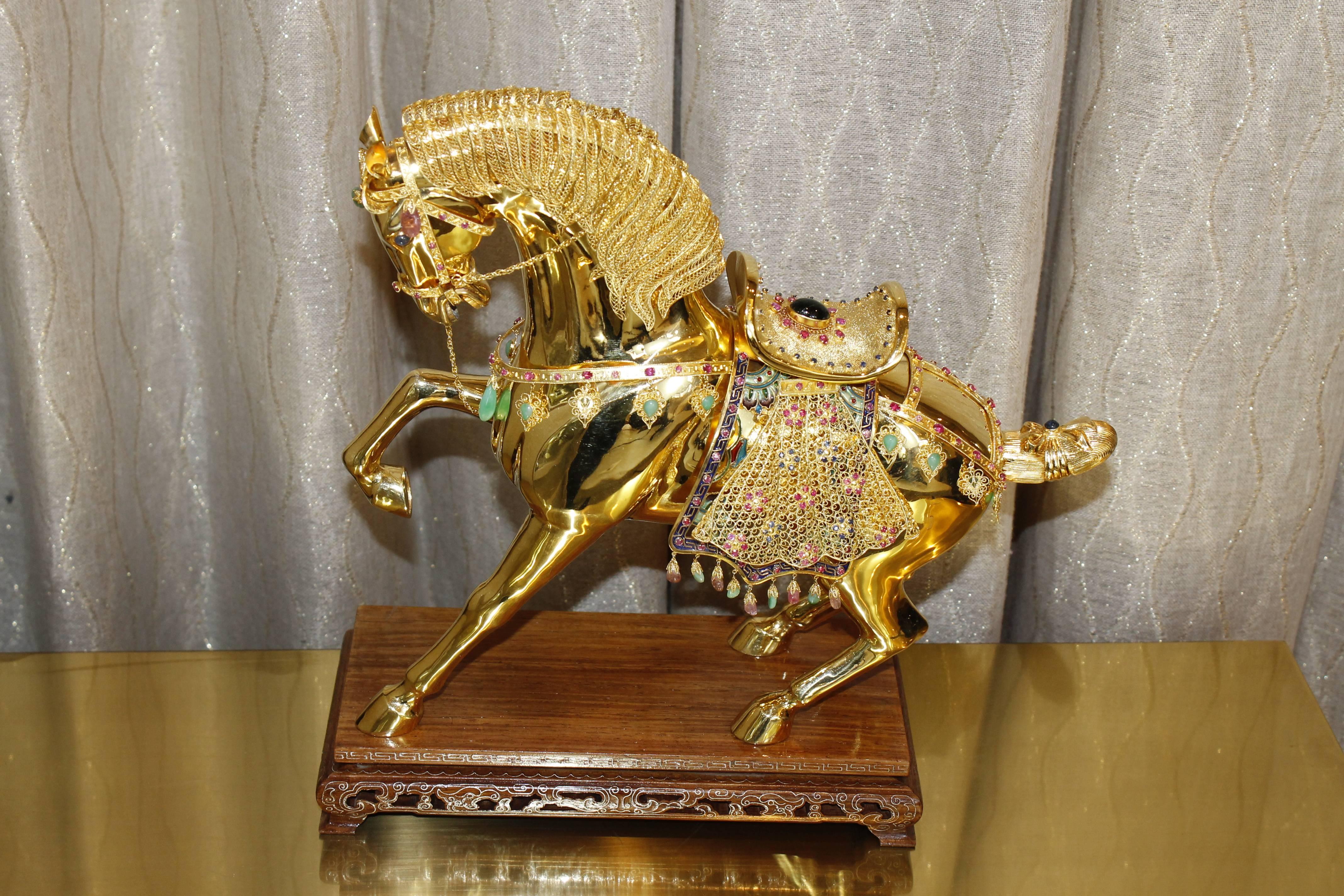 stamped 18K under hoof
the horse weights approx. 1242 grams 

12 inches wide; 10 inches high