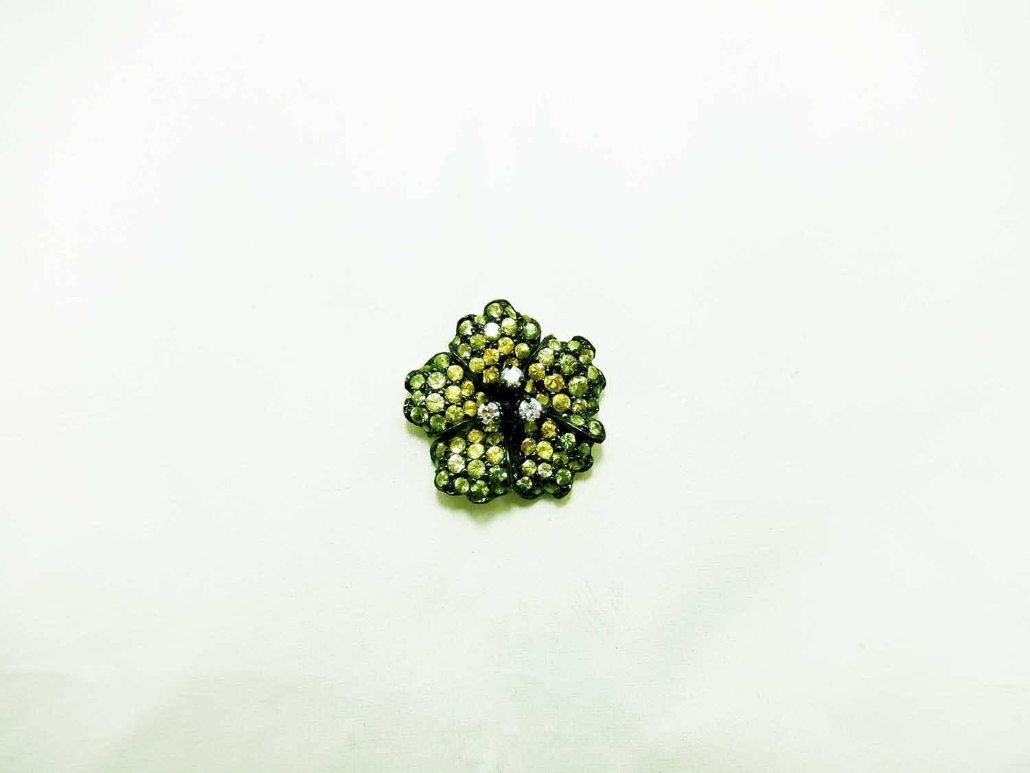 Small flower pendant made in 18k gold.It shaded color in green sapphire .It looks very sweet.Green and yellow sapphire 1.43 ct,Diamond 0.08 ct
It is include the 18k gold chain.