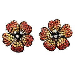 Clous d'oreilles petites fleurs en or blanc 18 carats avec saphirs orange, jaune et diamants