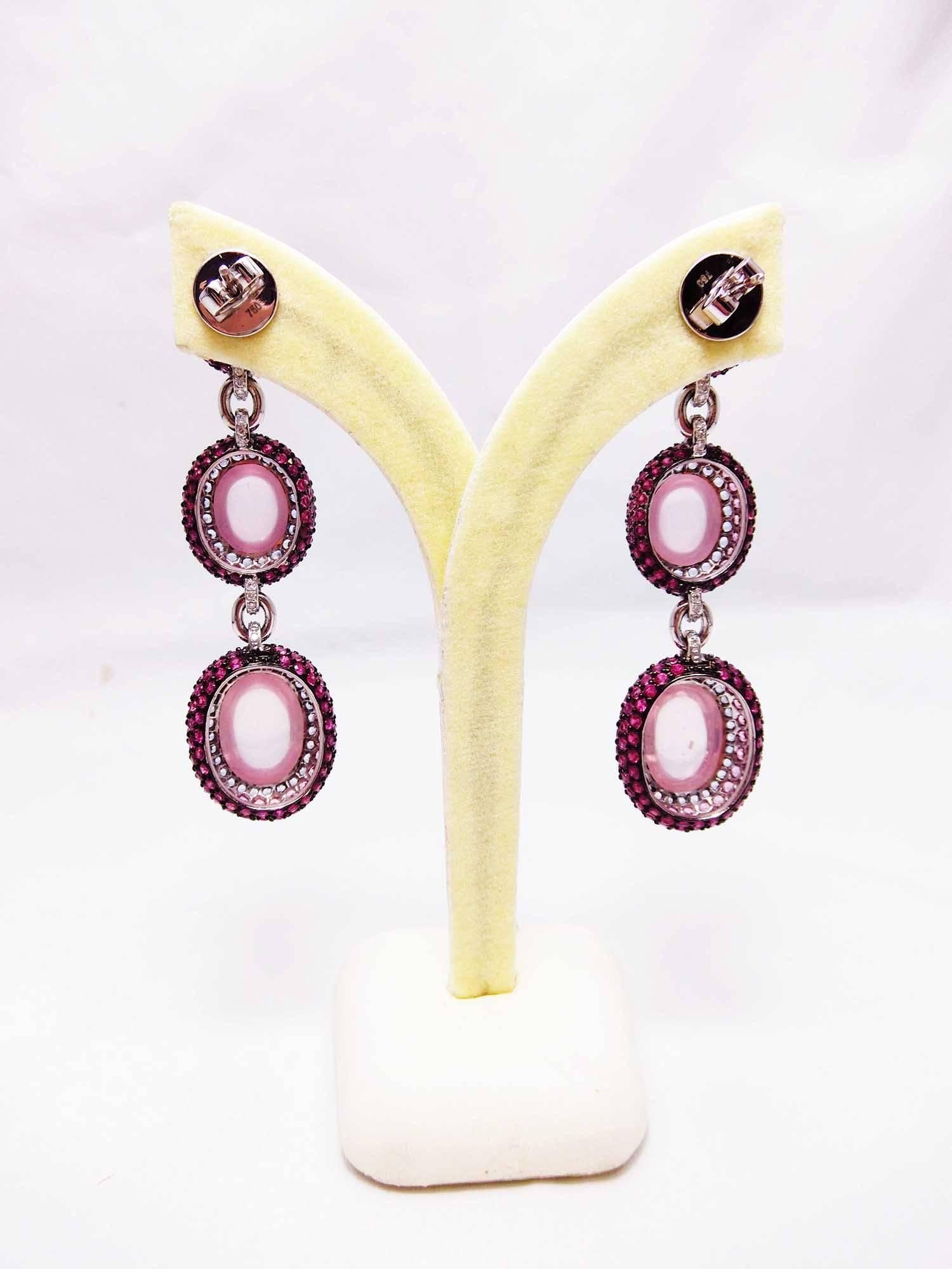 18 Karat White gold Pink Sapphire Ruby Rose Quartz White Gold Oval Earrings

Dangling Oval earrings is made form 18k white gold in antique style.It graduated color of sapphire ,pink sapphire and ruby.The workmanship is very in detail.
You can use as