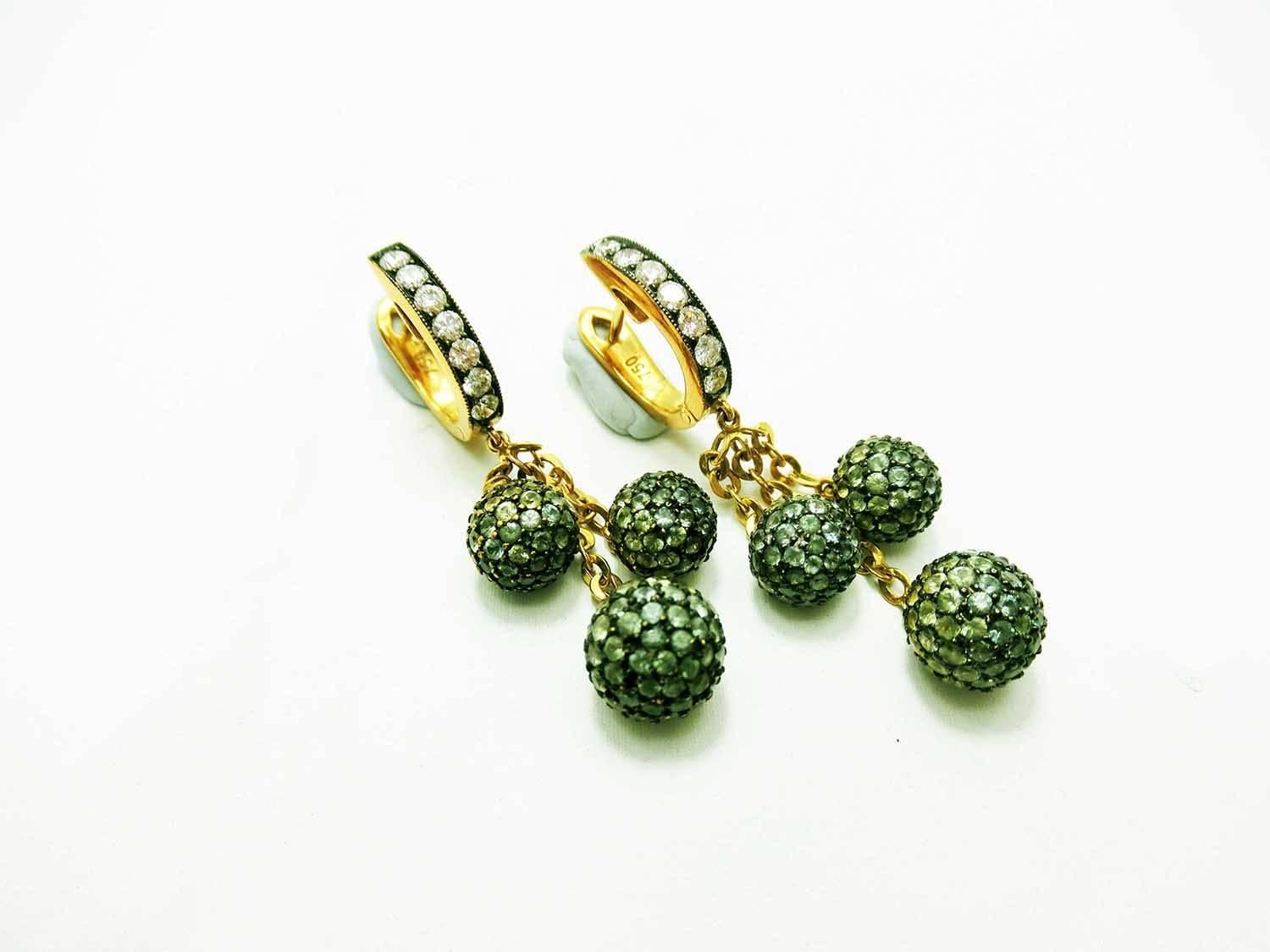 3 Balls earrings made in 18k Gold.It is a very cute dangling earrings.
You can wear for daily use.We shaded the color of Green and Yellow sapphire.
Green and Yellow sapphire 7.15 ct
Diamond 0.60 ct H VS quality