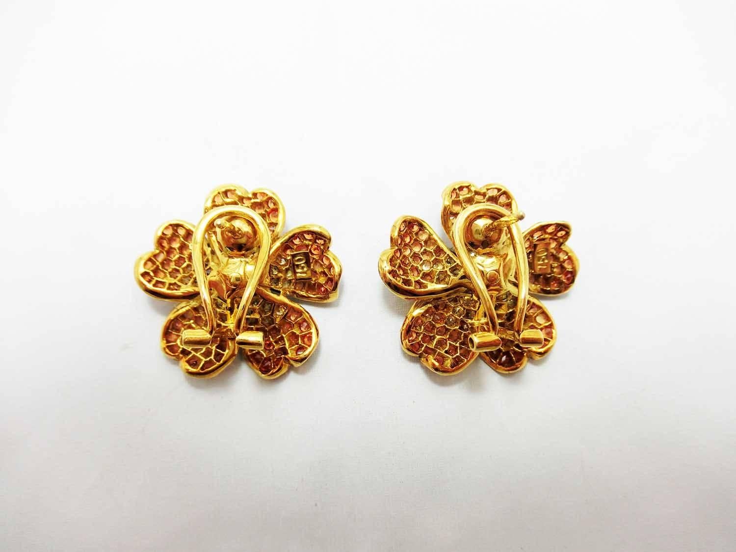 Orange Yellow Sapphire Diamond Gold Small Flower Stud Earrings In New Condition In Bangkok, TH
