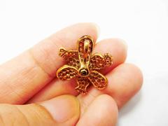 Pendentif Tiny Lilly avec chaîne en or, saphir jaune et orange et diamants