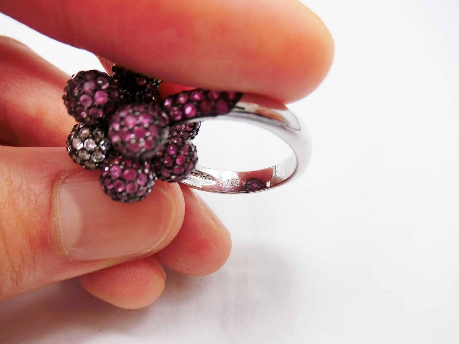 This ball ring is made in 18k white gold. We shaded multi color sapphire in pink tone to make the ball ring look sweetly.All 11 balls can move naturally.
Ruby,pink sapphire 5.80 ct
Diamond 0.45 ct H VS quality
Now size 6.5 US size.The size can