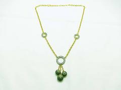 Collana a tre sfere in oro bianco 18K con zaffiro verde, giallo e diamante