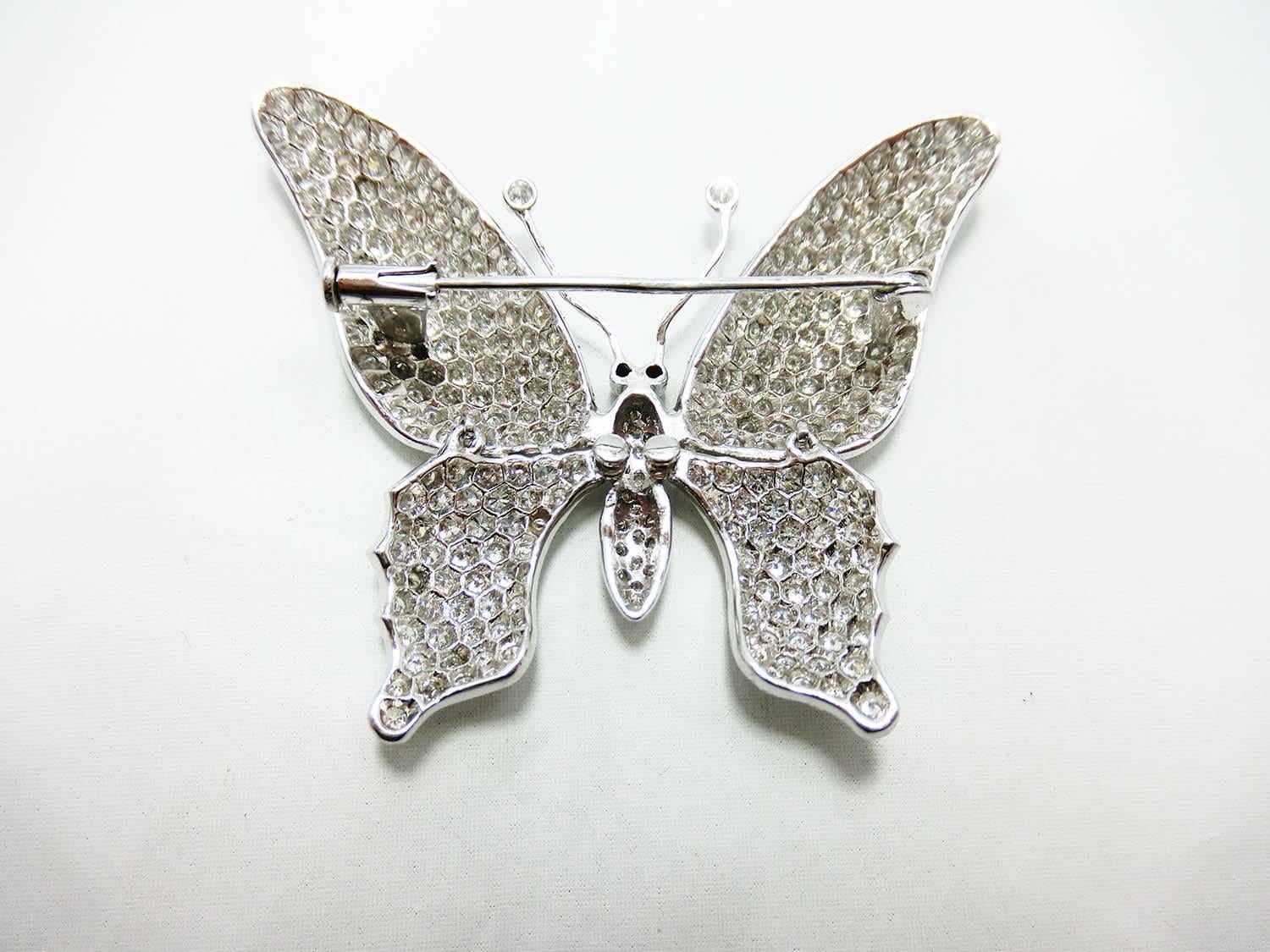 Round Cut 18K White gold Diamond Butterfly Brooch For Sale