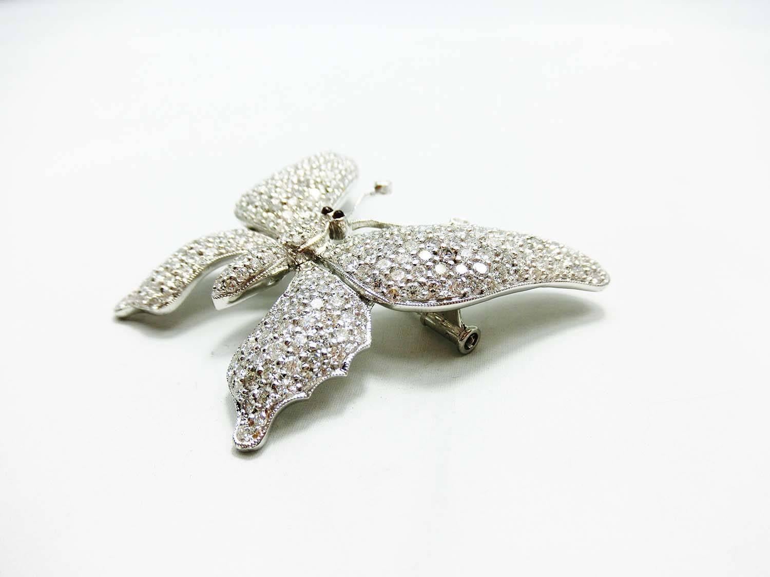 Taille ronde Broche papillon en or blanc 18 carats en vente