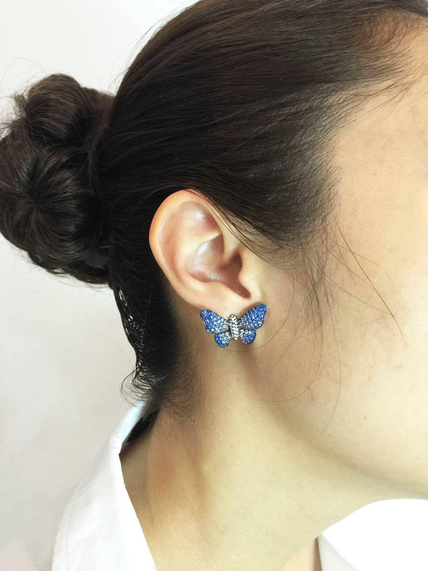 Graduated Sapphire Gold Butterfly Earrings In New Condition In Bangkok, TH